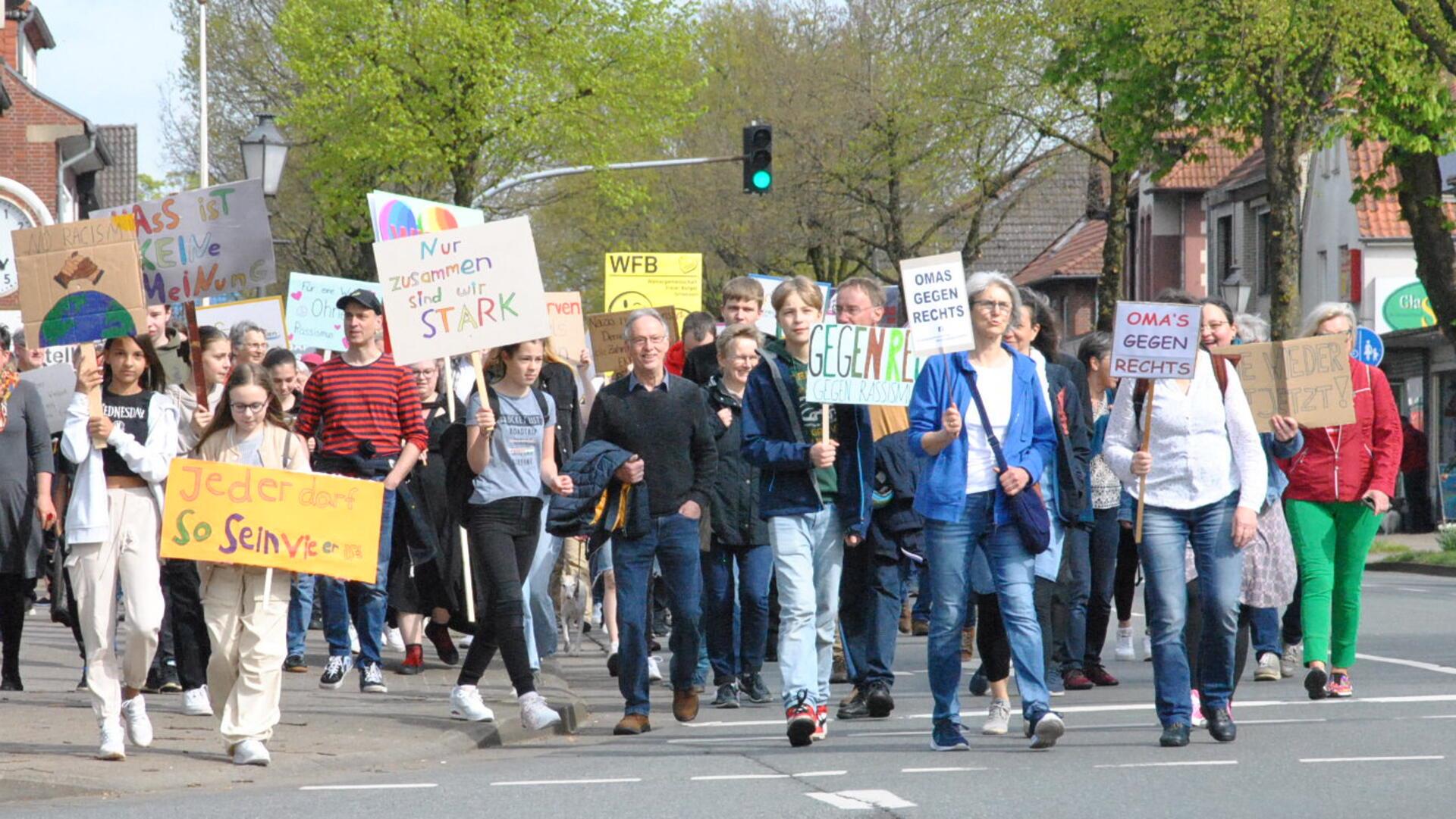  Den größten Zuspruch hatte der Workshop „Argumentationsstrategien gegen Rechts“, bundesweit finden derzeit viele Demos gegen Rechtsradikalismus statt. Unser Bild zeigt die Demo in Sittensen.