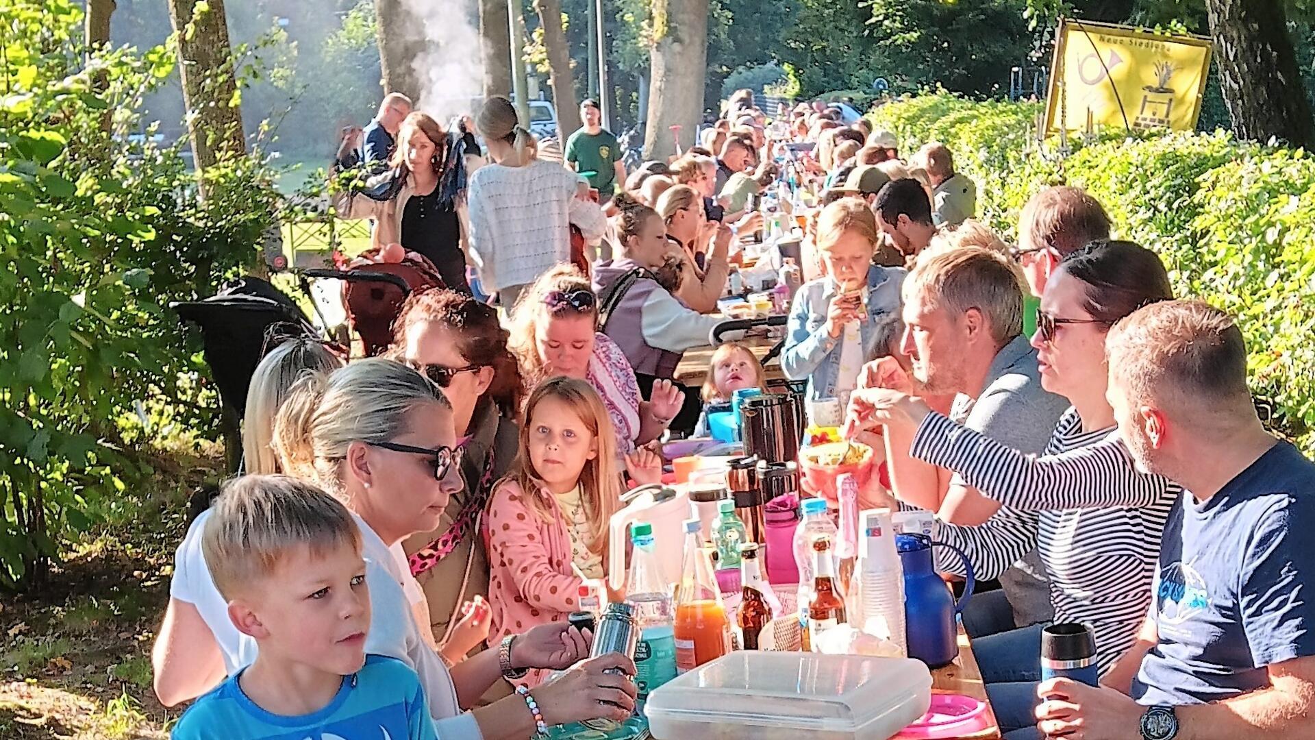 1000. Geburtstag: Der Sonnabend begann mit einem tollen Frühstück unter Elsdorfs grünem Blätterdach.