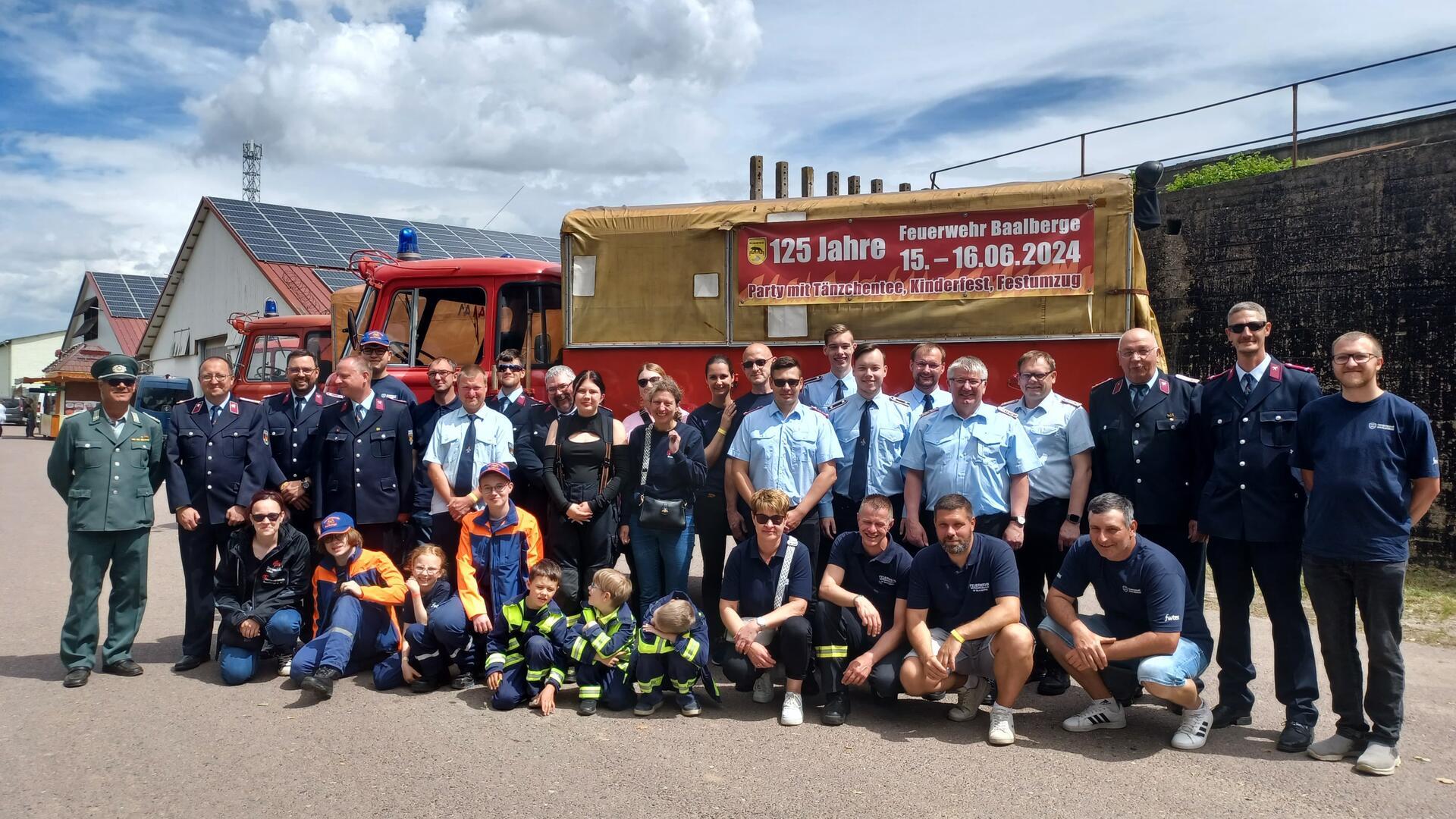 125 Jahre Feuerwehr Baalberge: Eine elfköpfige Delegation der Gnarrenburger Feuerwehr besuchte das Jubiläumsfest.