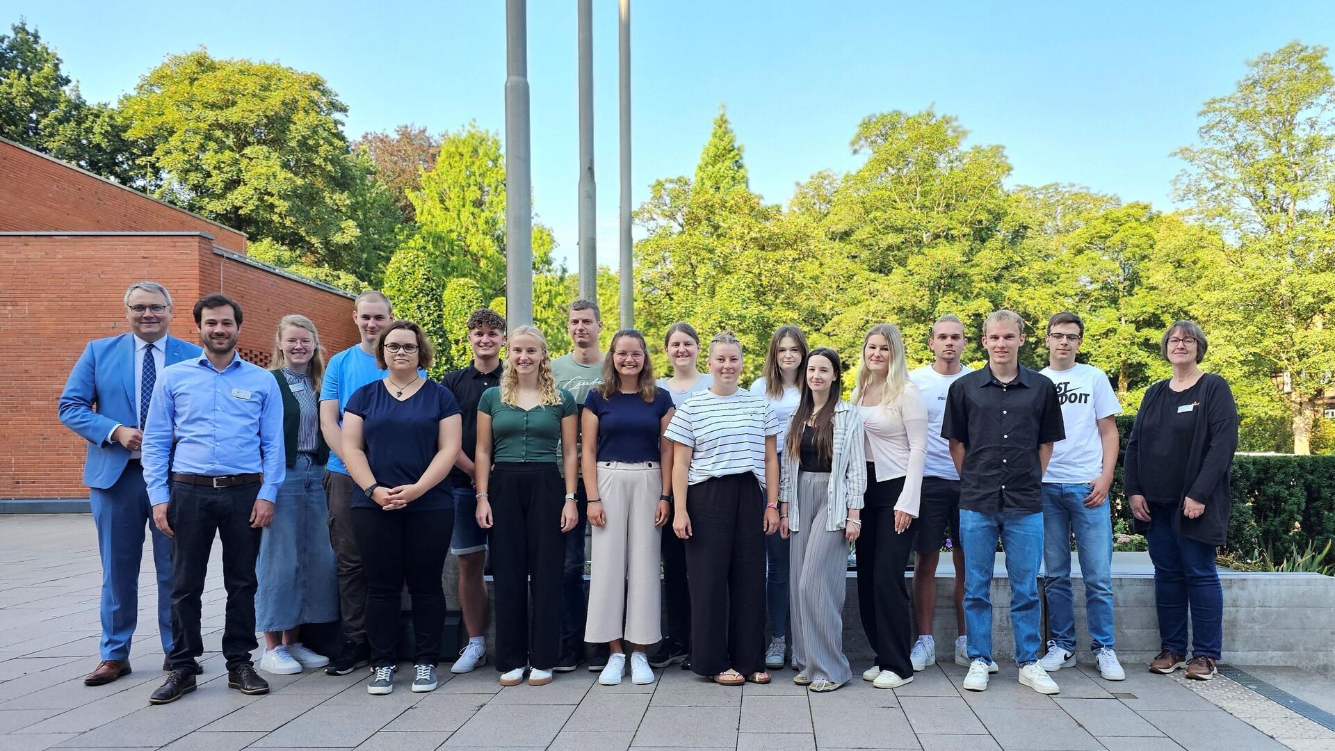 15 junge Frauen und Männer haben ihre Ausbildung beim Landkreis Rotenburg begonnen. 