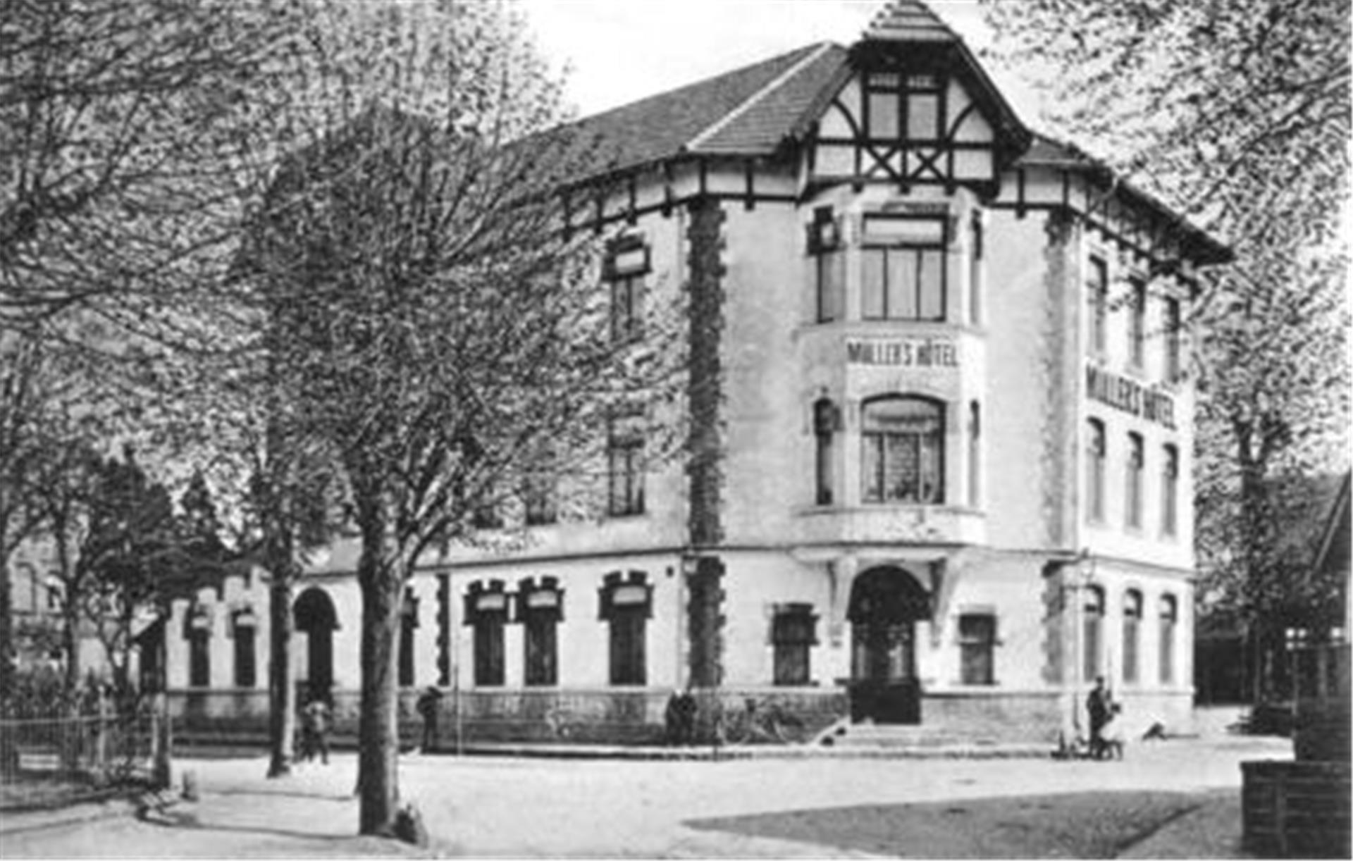 1905 bis 1928 Hotel, dann bis 1932 Sitz des Kreises Zeven, ging das imposante Gebäude an der Lindenstraße nach dessen Auflösung in das Eigentum des Kreises Bremervörde und später des Kreises Rotenburg über. Nach dem Auszug der Polizei steht es leer.