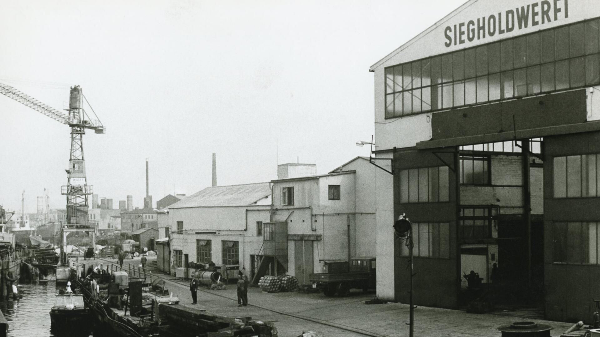 1937 siedelte die Sieghold-Werft auf die Ostseite des Fischereihafens II über. Das Foto entstand in den 60er Jahren. Das Historische Museum eröffnet eine Ausstellung über die Werft, die vor 100 Jahren gegründet wurde.