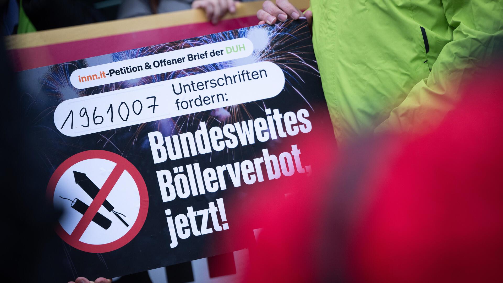 1.961007 - eine Petition und ein offener Brief für ein bundesweites „Böllerverbot“ wurden von über 1,9 Millionen Bürgern unterzeichnet. Auch unsere Umfrage zeigt: Eine Mehrheit der Teilnehmer unterstützt die Forderung.