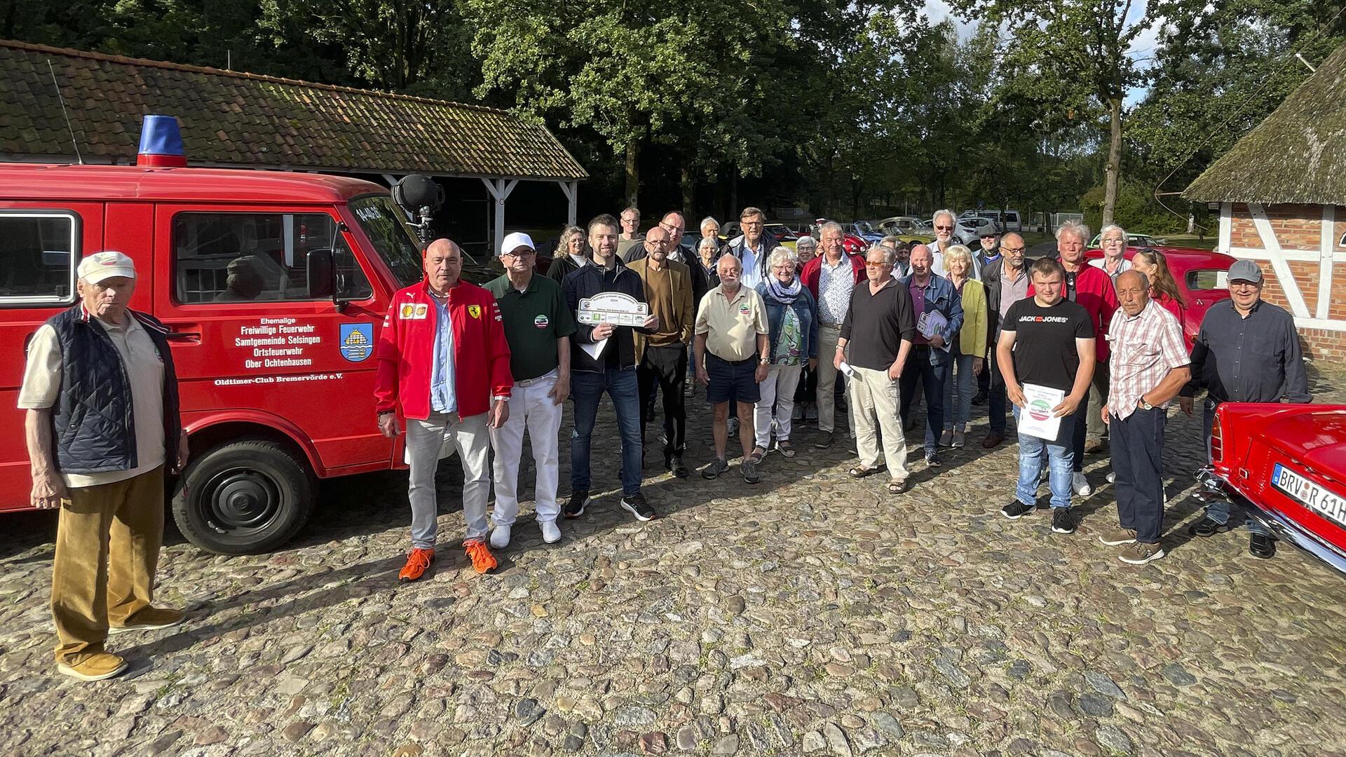 20 Fahrerinnen und Fahrer nahmen am Sonntag an der jährlichen Ausfahrt des Oldtimer-Clubs Bremervörde teil. Starter befreundeter Clubs kamen unter anderem aus Hannover, Bremen oder Wilhelmshaven.