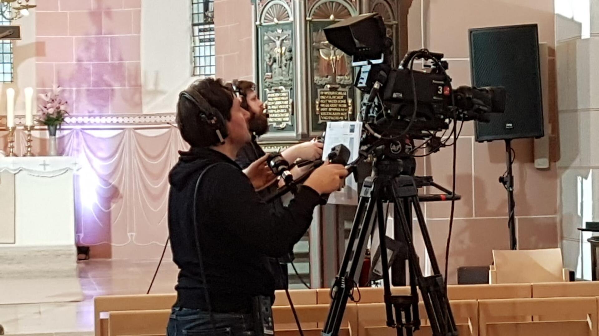 2020 fand zuletzt ein Fernsehgottesdienst in Zeven statt. das Foto zeigt zwei Kameramänner bei den Proben in der St.-Viti-Kirche. 