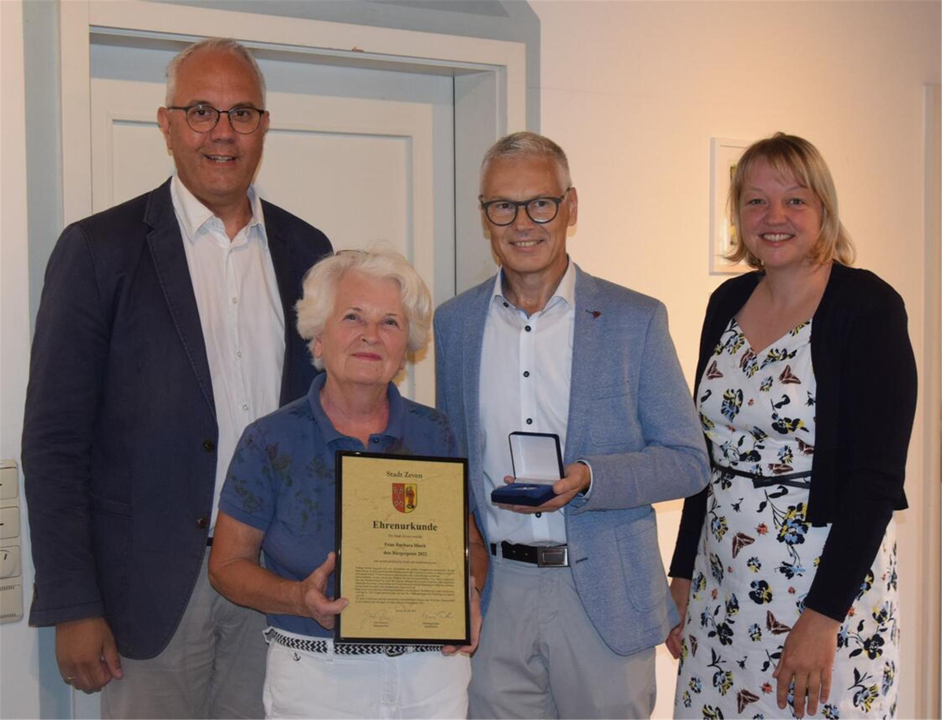 2023 verliehen Bürgermeister Jens Petersen und seine beiden Stellvertreter, Martina Stelljes und Norbert Wolf (rechts), den Bürgerpreis der Stadt Zeven an Barbara Hinck.