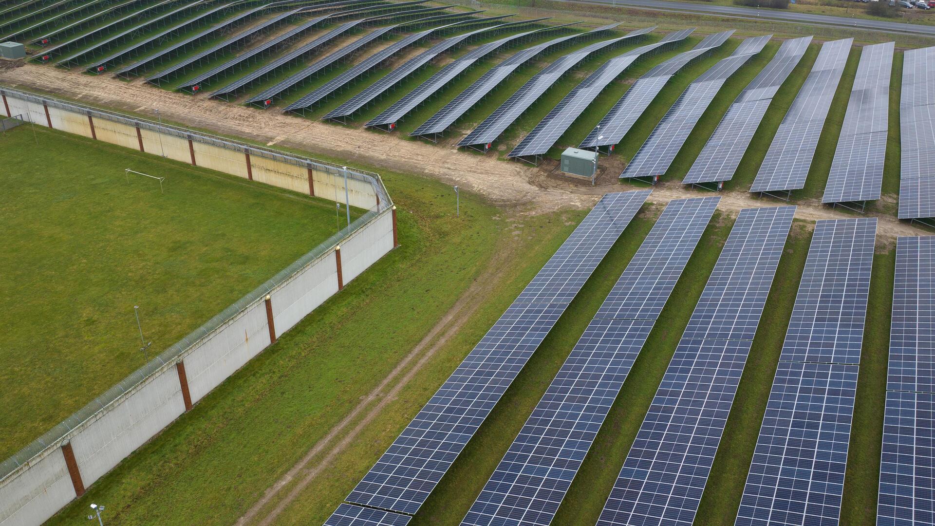 Die neue Photovoltaikanlage neben der JVA (Aufnahme mit einer Drohne). Eine Photovoltaikanlage an der Justizvollzugsanstalt Uelzen ist als Pilotprojekt des Landes Niedersachsen eingeweiht worden. 