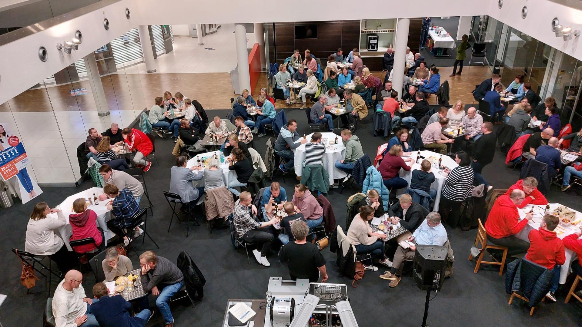 24 überwiegend vierköpfige Teams fanden in der Schalterhalle der Volksbank in Bremervörde Platz. Die Startgebühren von 50 Euro pro Mannschaft spülten eine stattliche Spende in die Kasse des Tafel-Trägervereins „Tandem - soziale Teilhabe gestalten“.