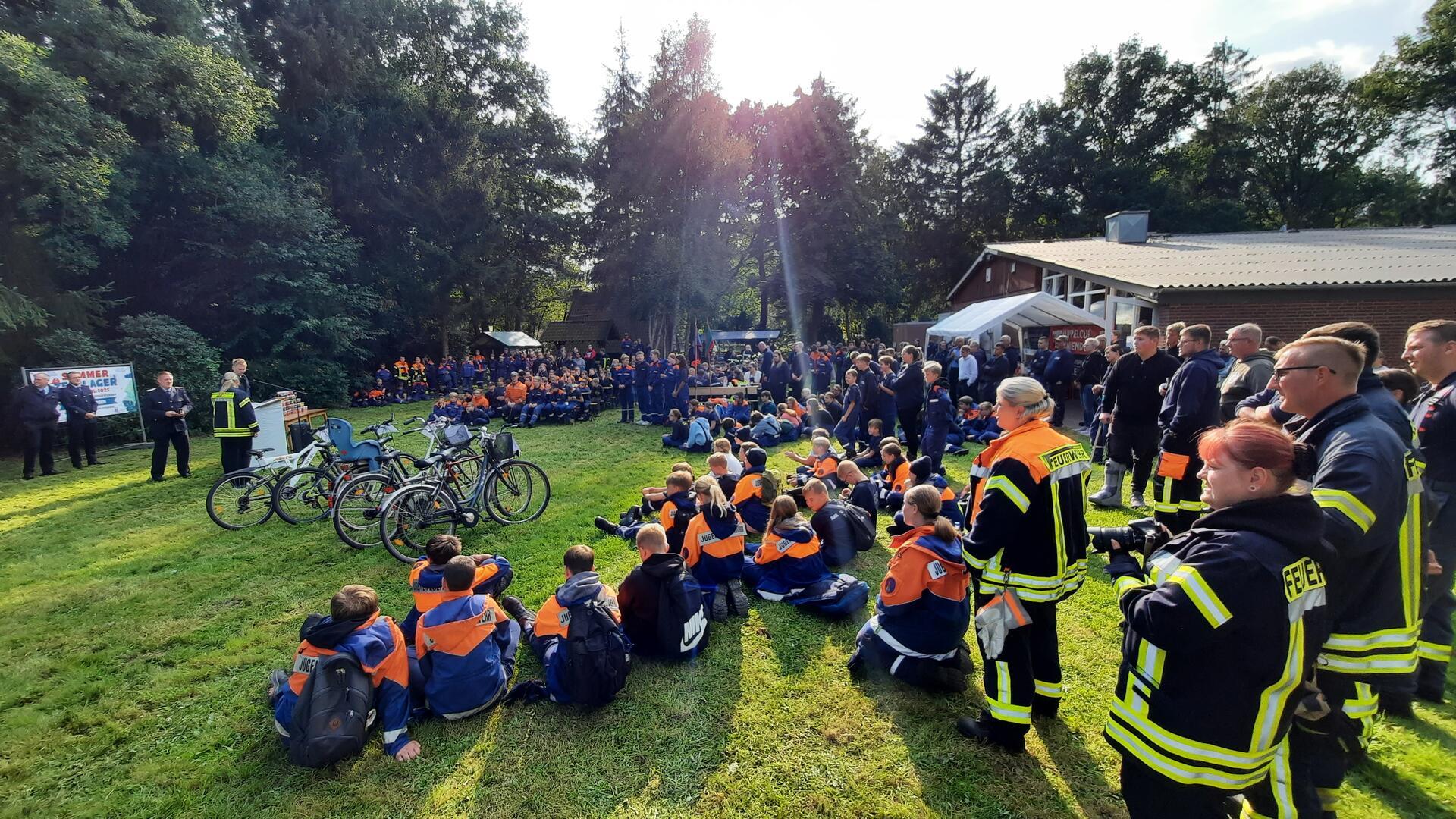 30 Gruppen der Kinder- und Jugendfeuerwehren aus dem gesamten Landkreis sind der Einladung nach Klenkendorf gefolgt.