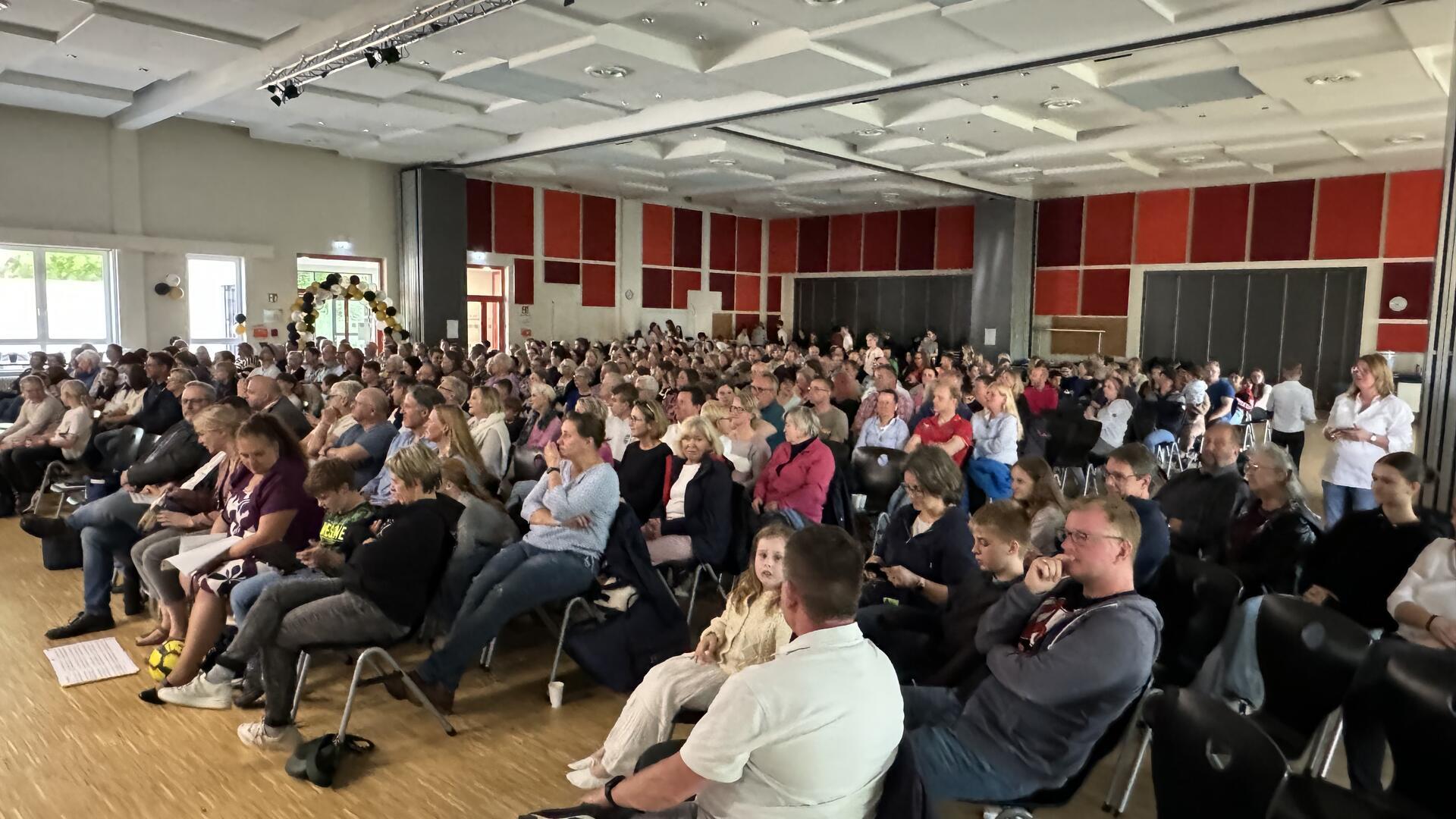 350 Besucherinnen und Besucher konnten sich über ein buntes Programm beim diesjährigen Sommerkonzert des Gymnasiums Bremervörde freuen.