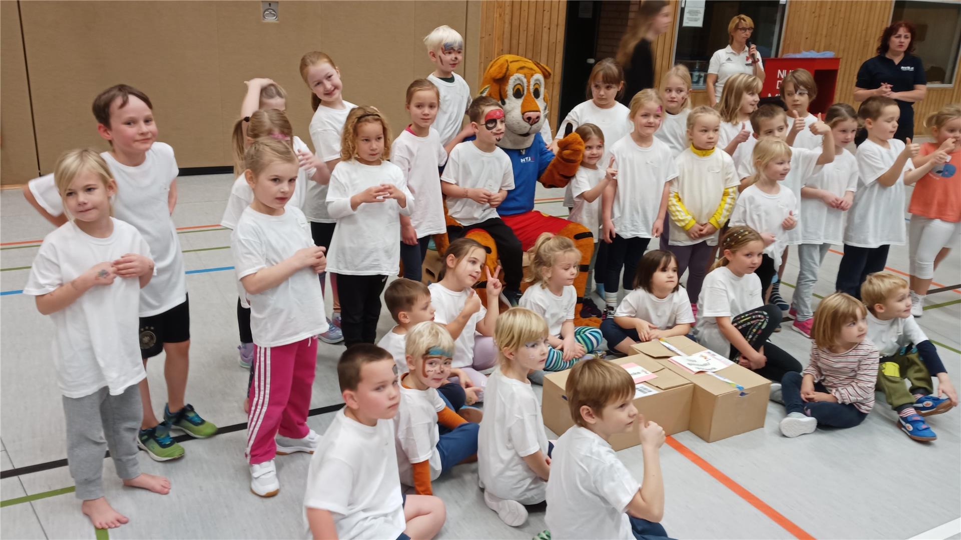 Viele Kinder in weißen T-Shirts.