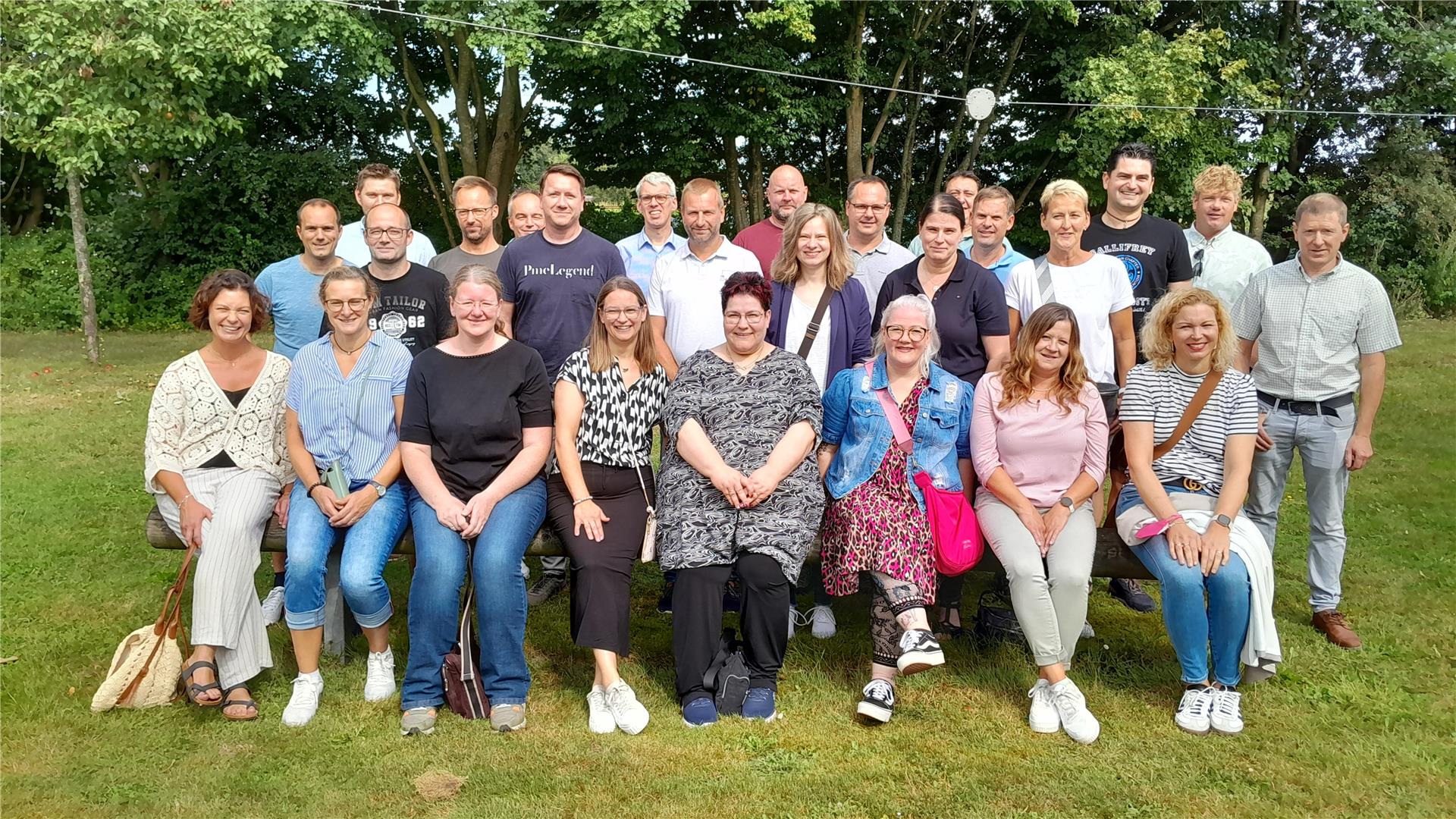 40 Jahre nach ihrer Einschulung trafen sich die ehemaligen Iselersheimer Grundschüler noch einmal in ihrer alten Schule. 