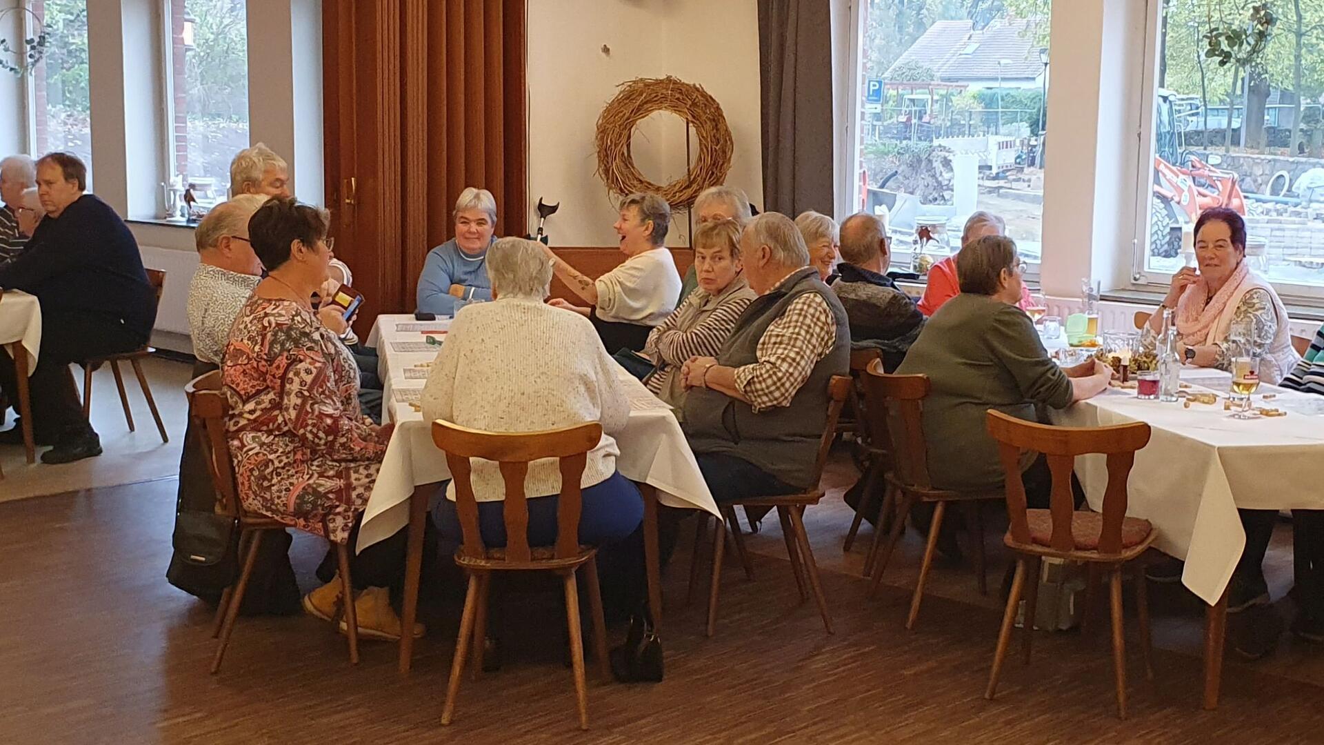 Seniorinnen und Senioren im Landgasthof Martin beim Bingospiel.