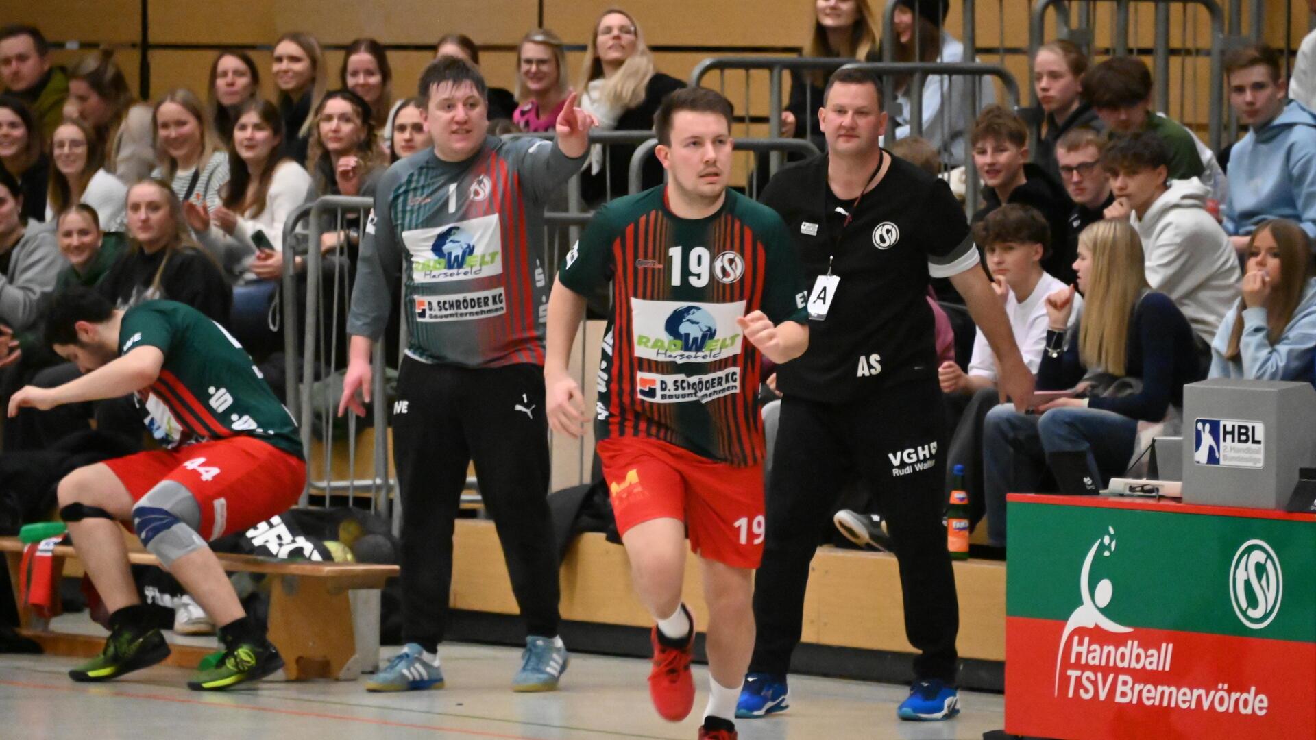 50. Minute und das Comeback nach langer Handballpause: Jöran Engelke, eigentlich Fußballer beim Bremervörder SC, bestritt sein erstes Spiel in der Männer-Oberliga. Es soll nicht sein letztes gewesen sein.