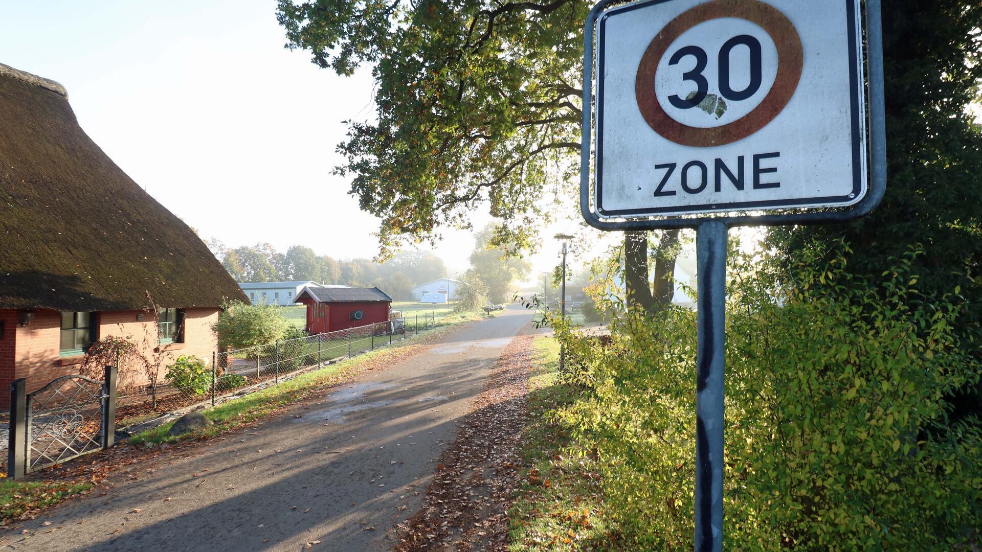 68 Prozent der erfassten Fahrzeuge hielten sich im Schützenweg nicht an die Tempobegrenzung. Bald soll ein großes Piktogramm auf der Fahrbahn auf die Begrenzung hinweisen.