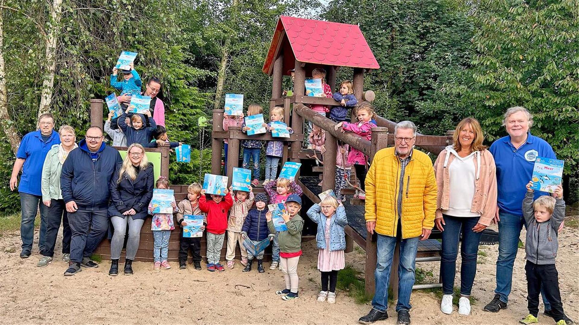 780 Bücher wurden von Elpida an die Kindergartenkinder der Wurster Nordseeküste übergeben.