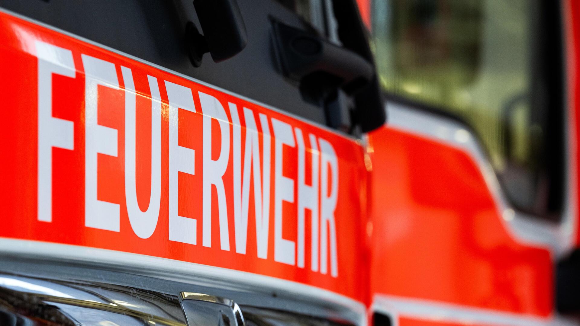 ARCHIV - 30.12.2024, Berlin: Ein Einsatzfahrzeug mit der Aufschrift «Feuerwehr», aufgenommen nach der traditionellen Pressekonferenz der Berliner Feuerwehr in der Feuerwache Mitte. (zu dpa: «Kellerbrand in Hellersdorf - zwei Verletzte») Foto: Soeren Stache/dpa +++ dpa-Bildfunk +++