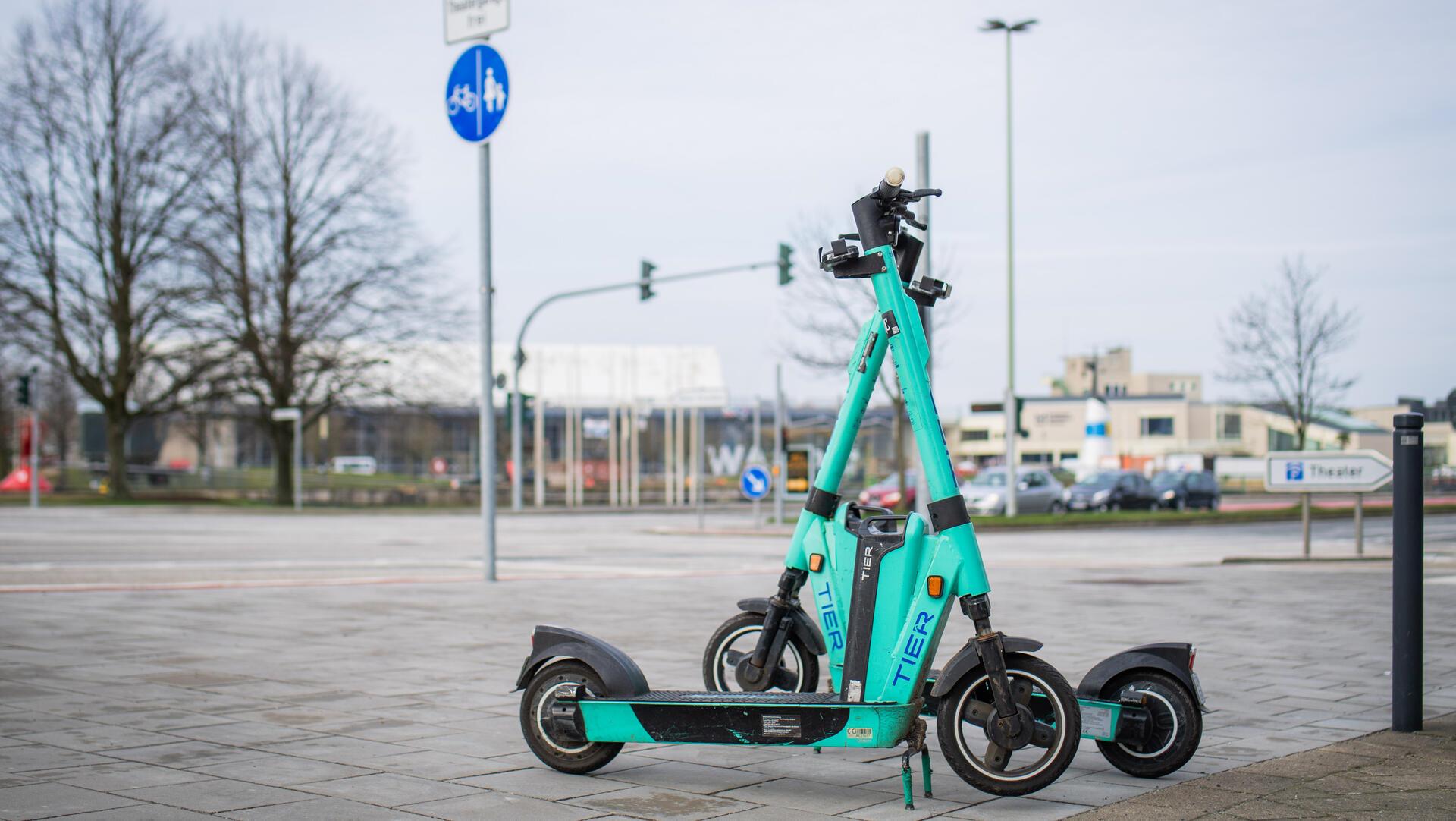 E-Roller der Marke Tier stehen abgestellt an der Columbusstraße Bremerhaven.