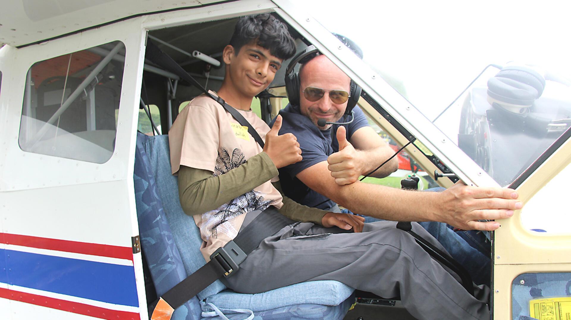 Abdullah mit Pilot Stanke vor dem Start.