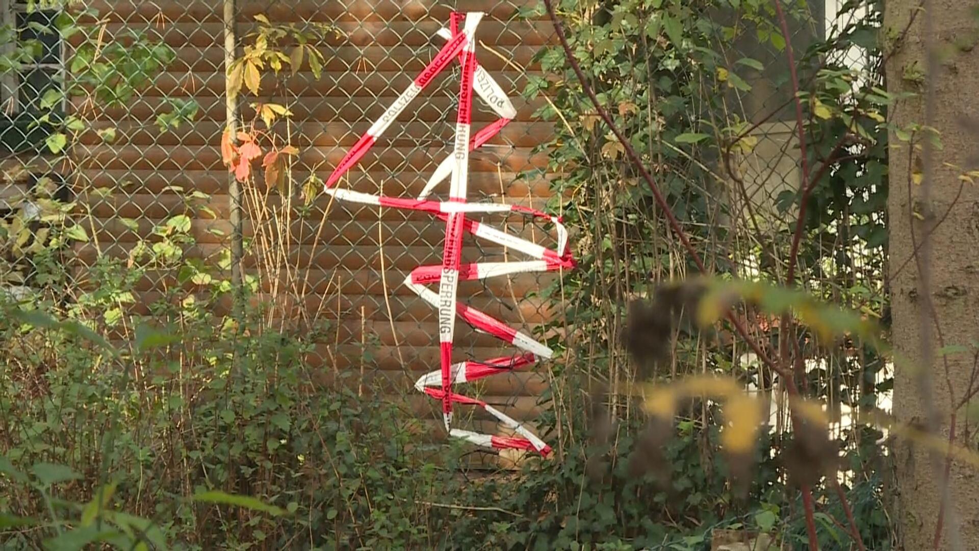 Absperrband der Polizei hängt an einem Zaun an einer Laube am Würmsee in Burgwedel in der Region Hannover.