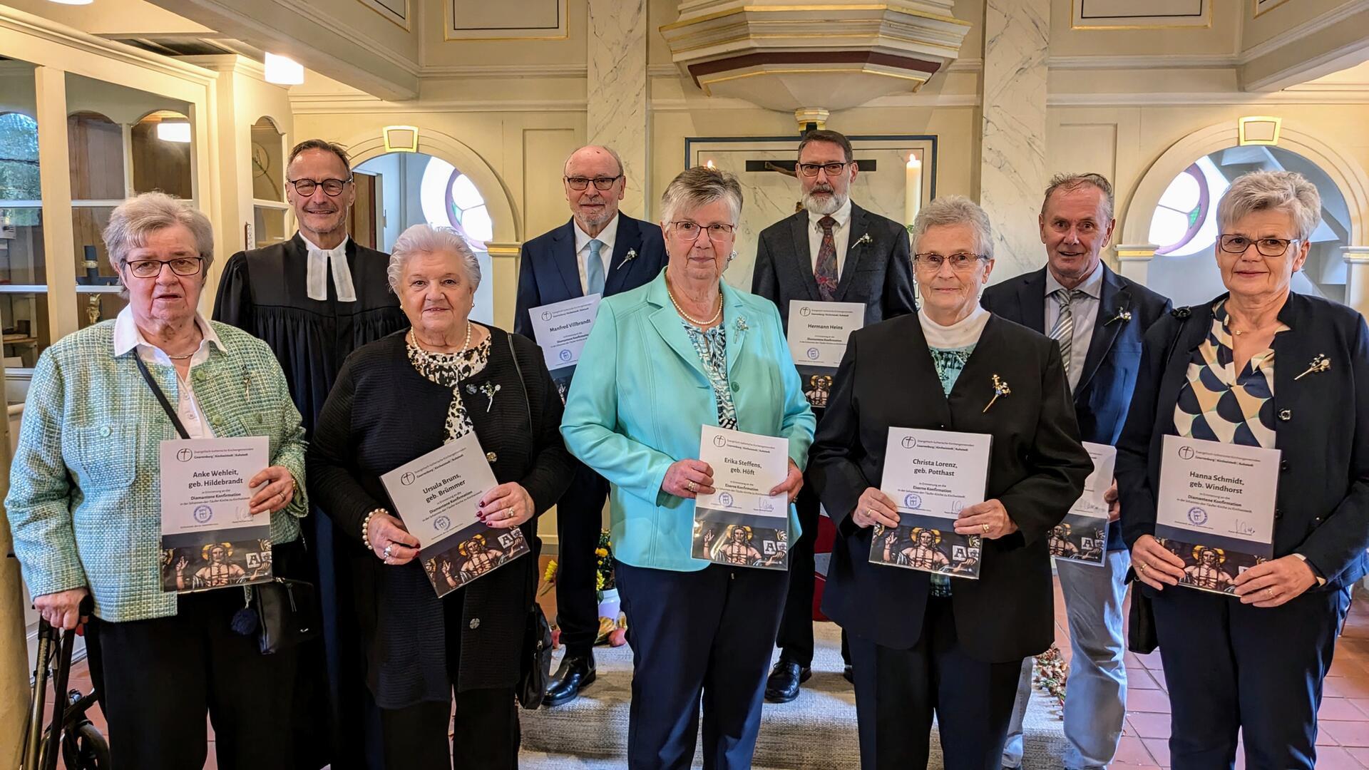 Acht Männer und Frauen feierten jetzt ihr diamantenes und eisernes Konfirmationsjubiläum in der Johannes-der-Täufer-Kirche.