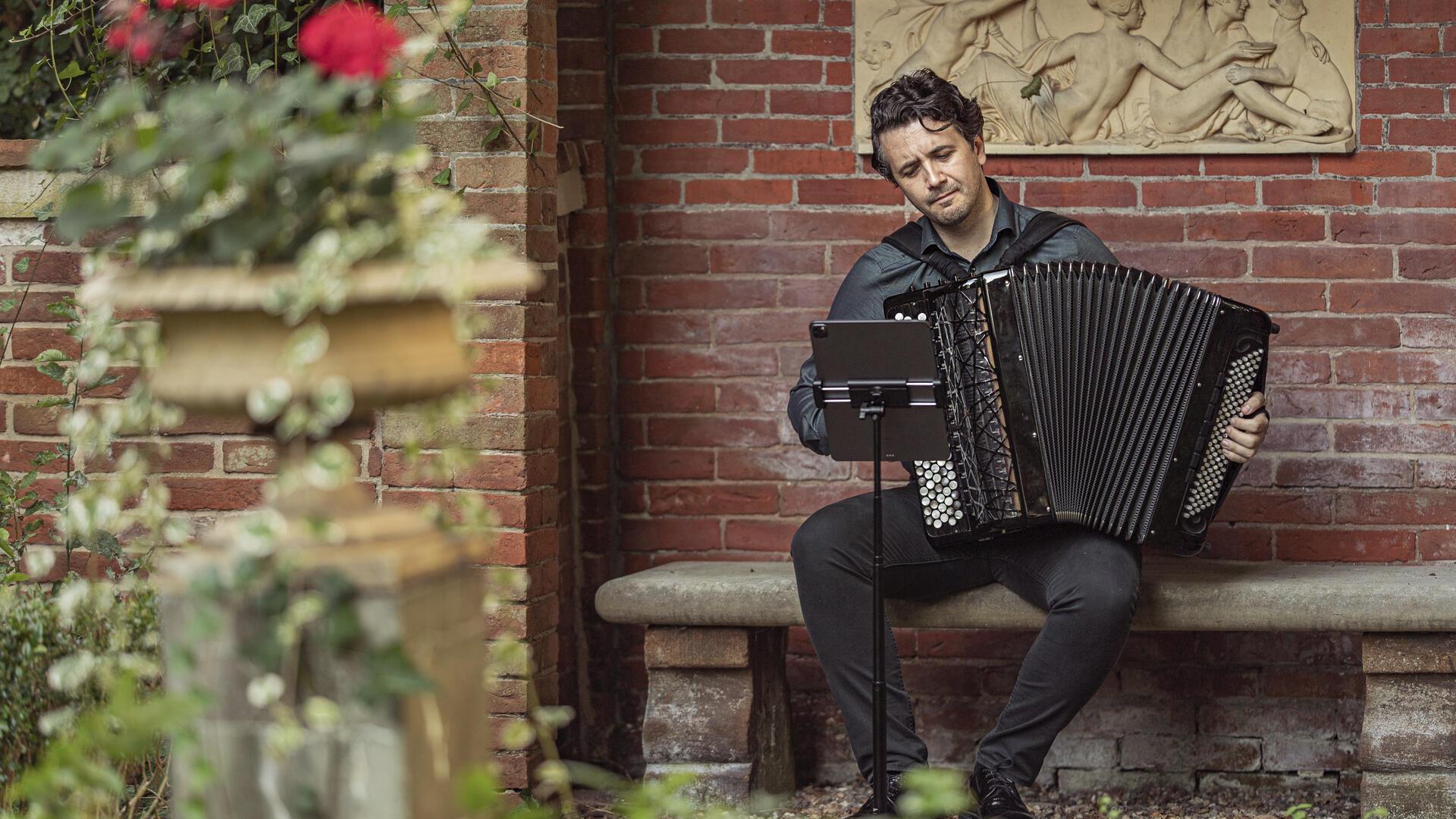 Bank im Garten mit Musiker