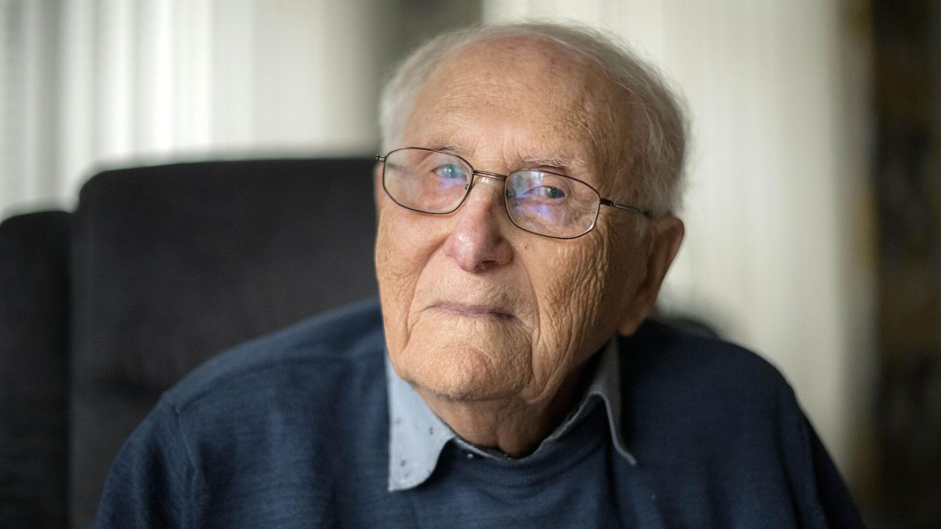 Albrecht Weinberg sitzt in seiner Wohnung in Ostfriesland.