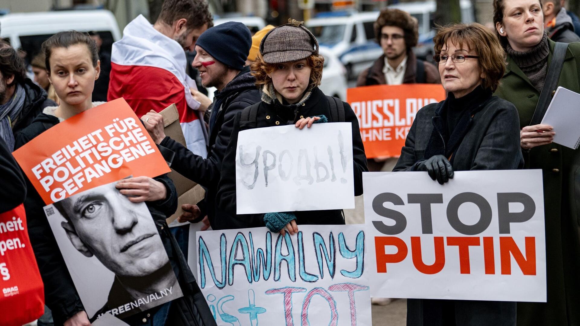 Alexej Nawalny galt als Hauptgegner von Kremlchef Putin seit Langem dem Tod geweiht - heute wurde sein Tod schließlich gemeldet. Demonstranten versammeln sich nach der Nachricht vor der russischen Botschaft in Berlin und protestieren.