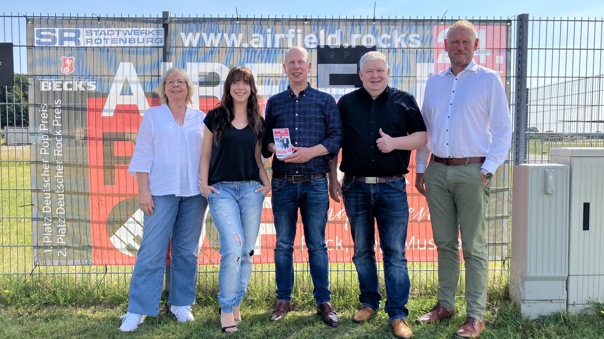 Alle arbeiten zusammen, um das „Airfield ROWckt“ zu einer Tradition zu machen: Jutta Wendland-Park, Sara Dähn, Flugplatz-Geschäftsführer Achim Figgen, Thomas Blaeschke und der Geschäftsführer der Stadtwerke Rotenburg, Volker Meyer.