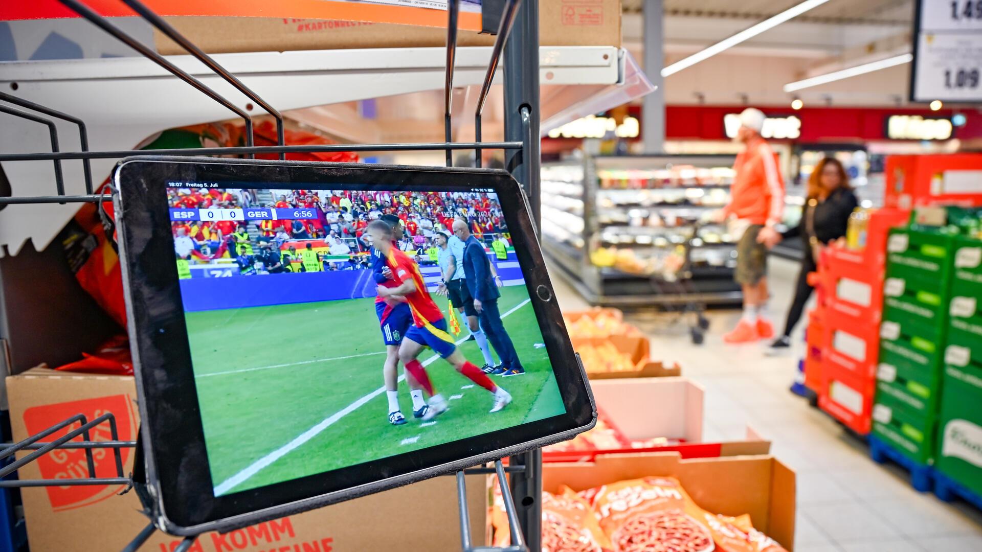Allein an der Kühltheke: Im Edeka-Markt Rotersand wird während des Viertelfinal-Fußballspiels der deutschen EM-Kicker in Ruhe eingekauft.