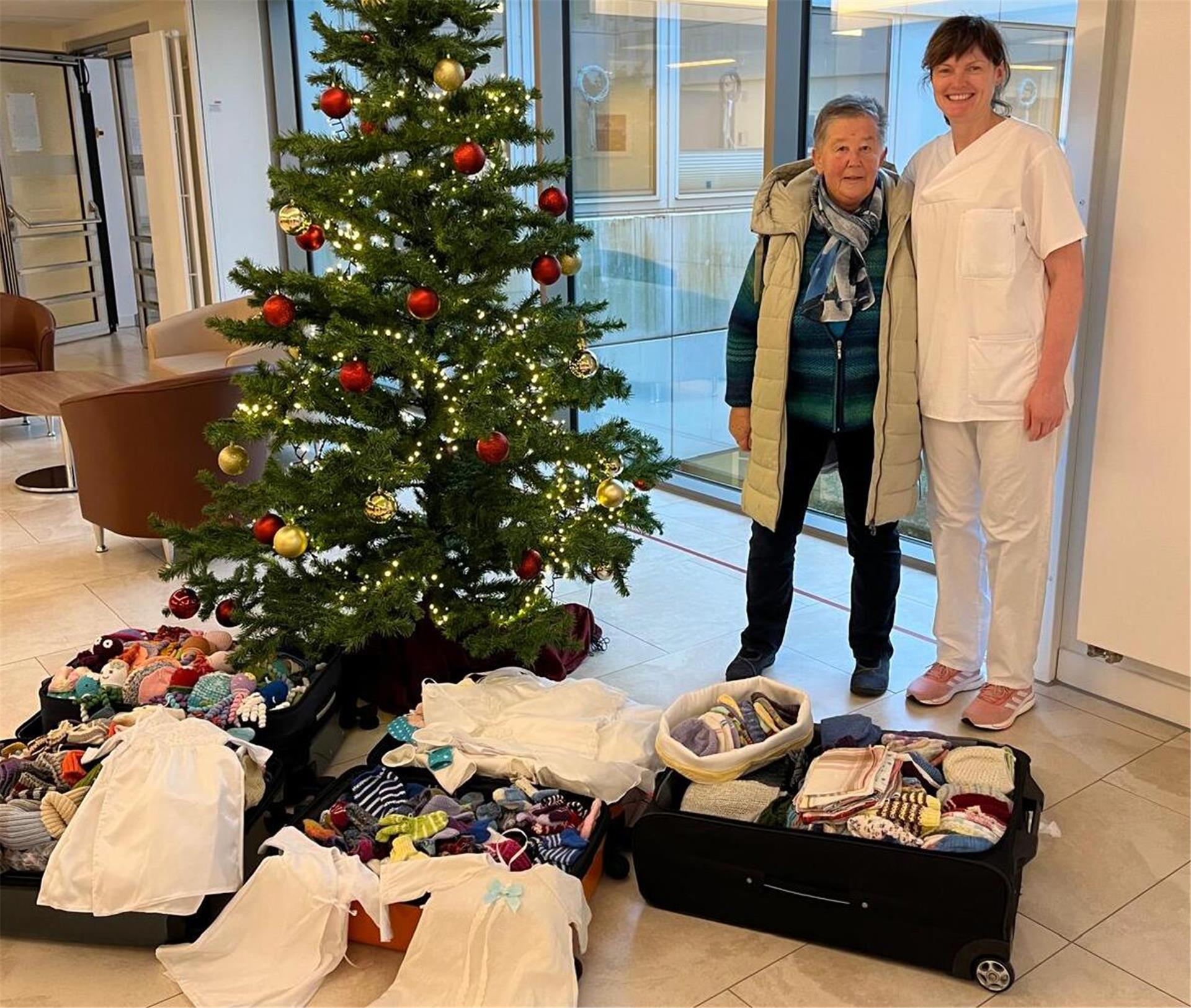 Allein drei Koffer mit frisch angefertigter Babykleidung übergab Karin Nehring, Leiterin des „Maschentreffs“ (links), an die Schwestern im Klinikum in Reinkenheide.