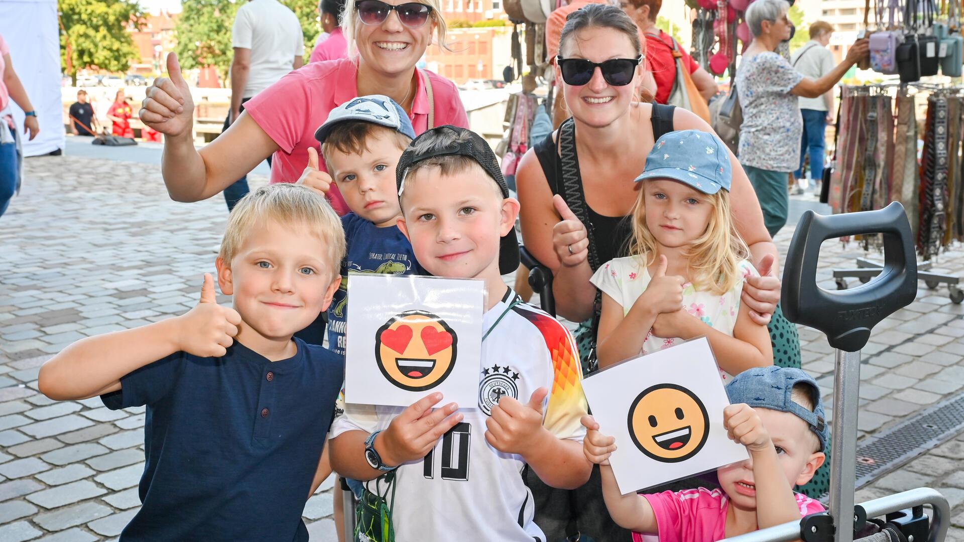 Alles top urteilen Mareike Wunderlich (li.) und Mareike Brüns und die fünf Kinder. Die Lütten und die Mütter entscheiden sich für die lachenden Smileys mit Herzen und ohne. Ein Smiley reichte nicht bei fünf Kindern.