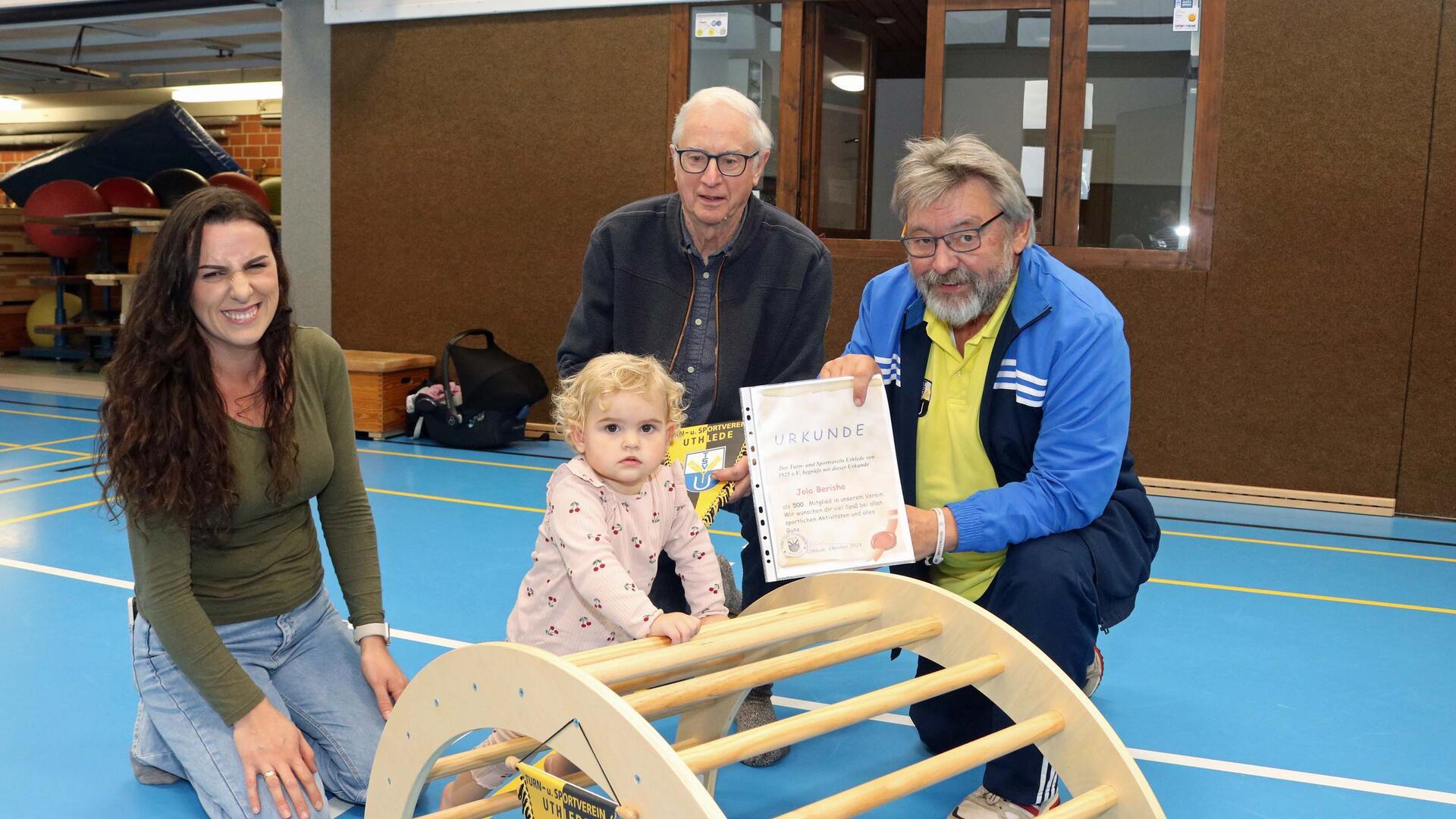 Als 500. Mitglied im Turn- und Sportverein Uthlede begrüßten Kassenwart Johann Schumacher und Vorsitzender Reinhold Wohltmann (von links) die einjährige Jola Berisha. Mit ihr freute sich Mama Lume.