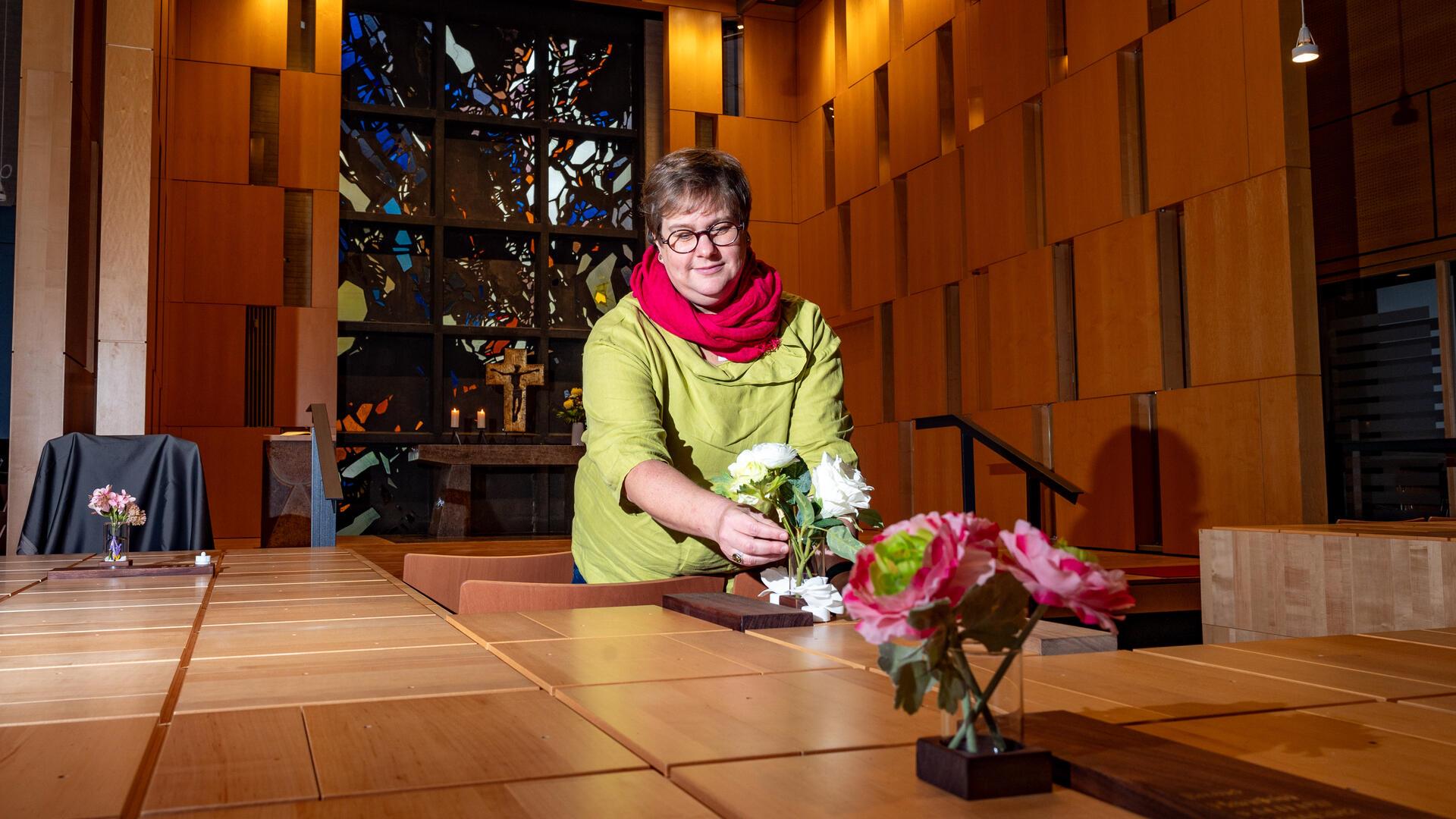 Pastorin Anneke Ihlenfeldt im Kolumbarium