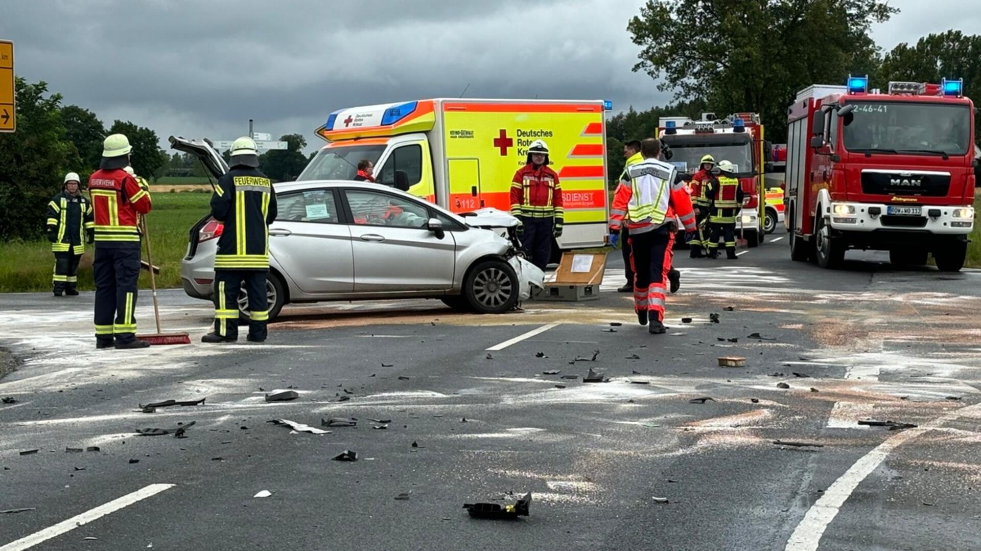 Als ein Trümmerfeld präsentierte sich die Kreuzung nach dem Unfall.