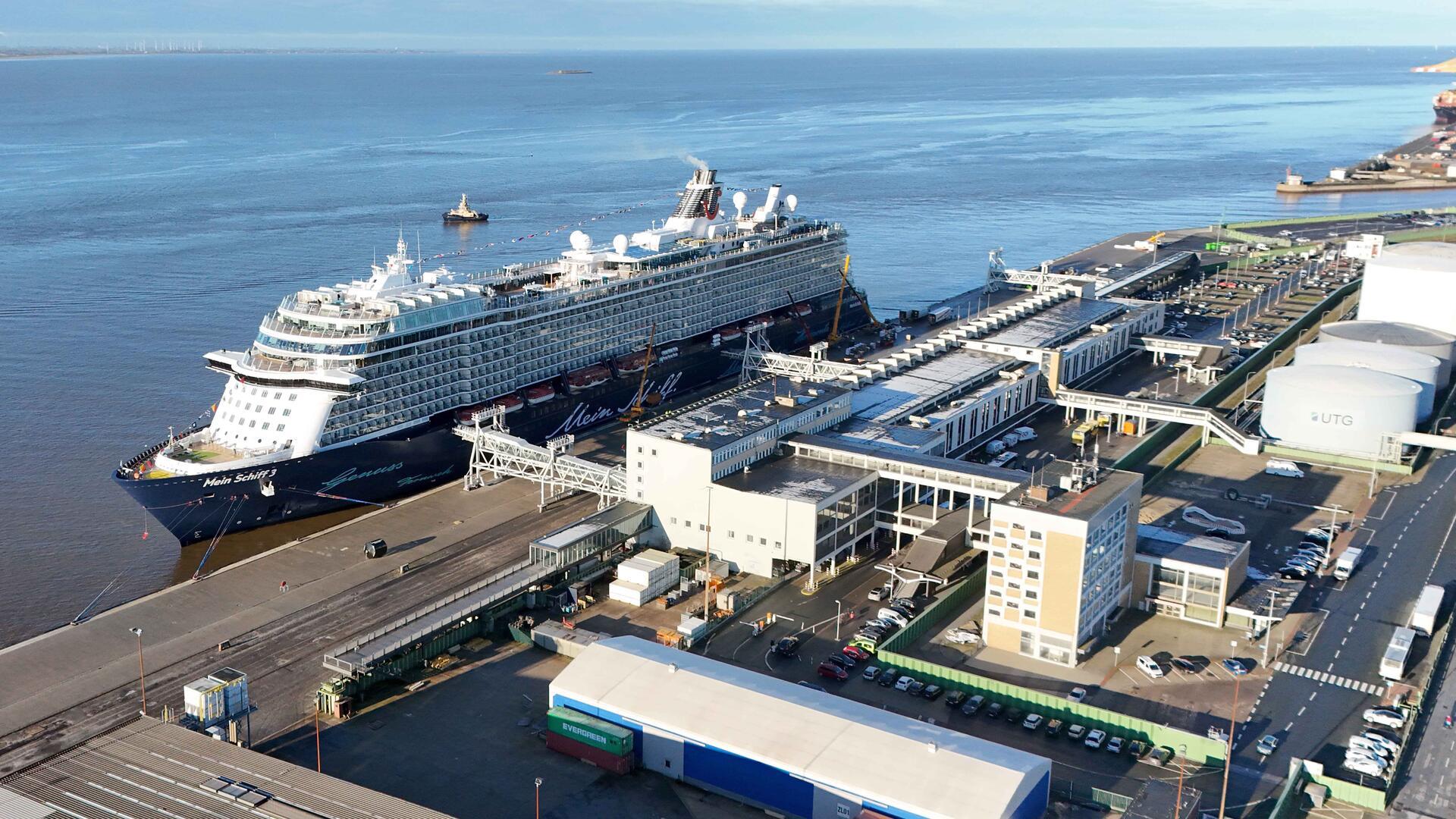 Als erster Kreuzliner am Bremerhaven Cruise Port ist die „Mein Schiff 3“ in der Seestadt angekommen.