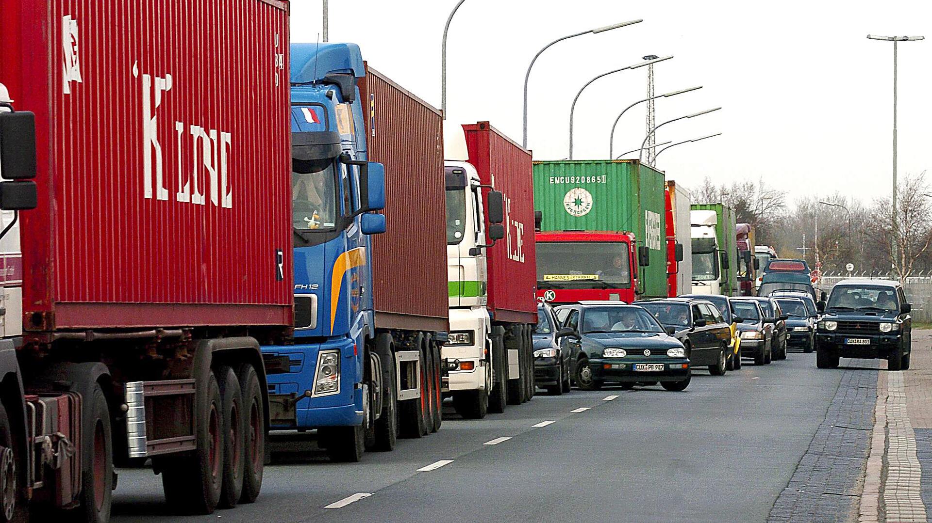 Stau mit Lkw im Hafen