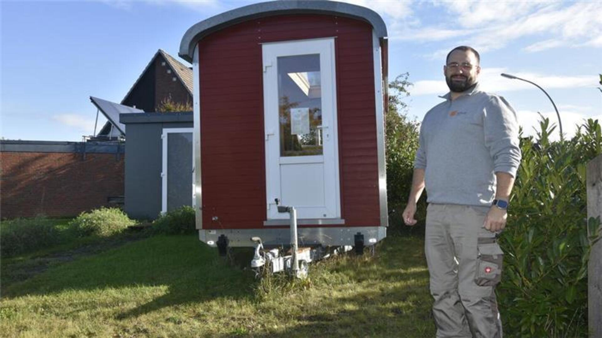 Alternative zum Wohnwagen: Tischler Johann Stoelken mit seinem Tiny House auf Rädern.