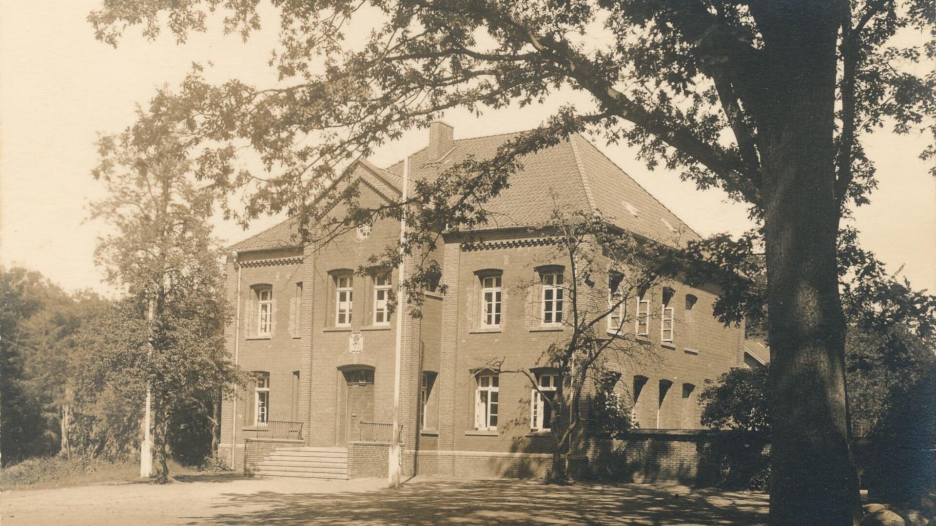 Altes Gefängnis, Mittelschule von 1937-65, Lazarett im Zweiten Weltkrieg, Sonderschule von 1967-75