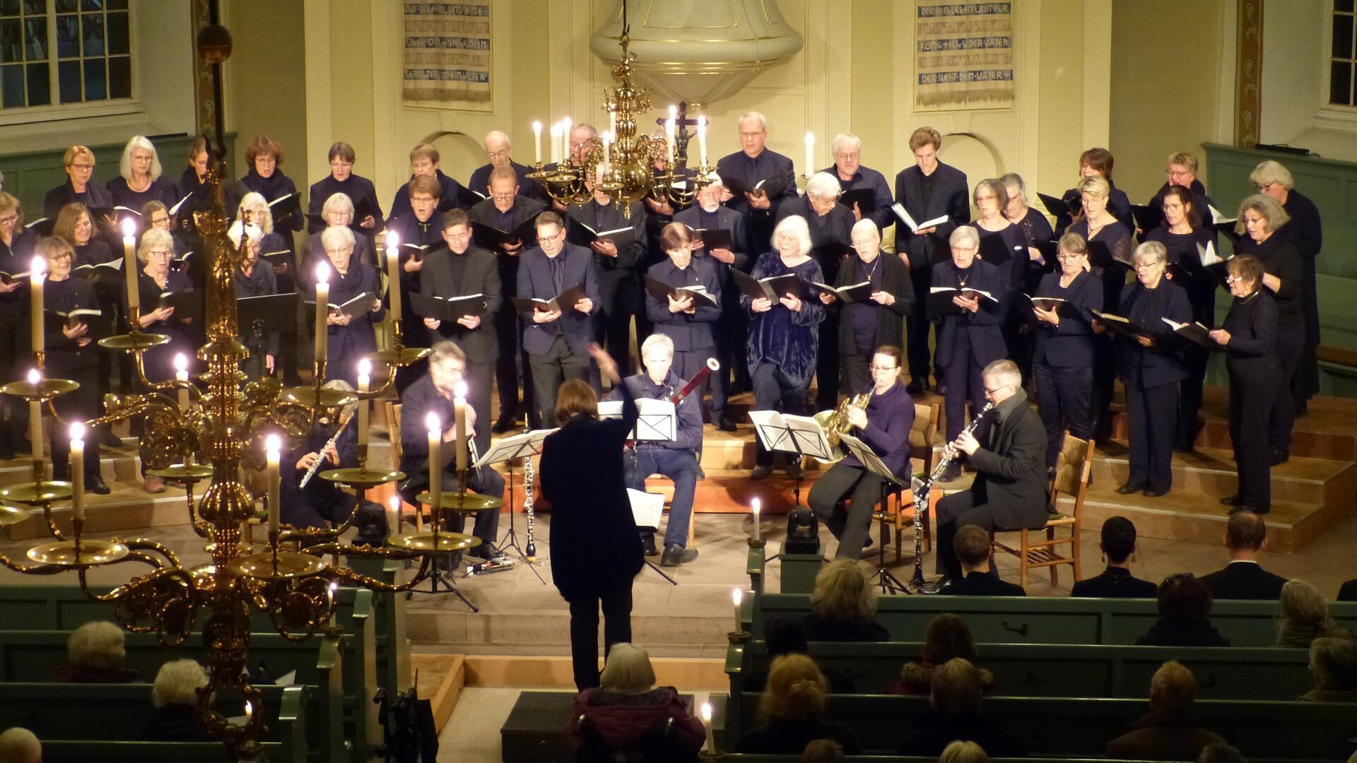 Am 24. November wird es voll vor dem Altar der Liborius-Kirche: Im Rahmen eines Orchester- und Chorkonzertes geben die Kantorei St. Liborius, der Jugendchor, Solisten sowie das „Collegium musicum“ aus Lübeck gemeinsam mit Mitarbeitenden des „Hospiz zwischen Elbe und Weser“ das Requiem von Gabriel Fauré zum Besten.