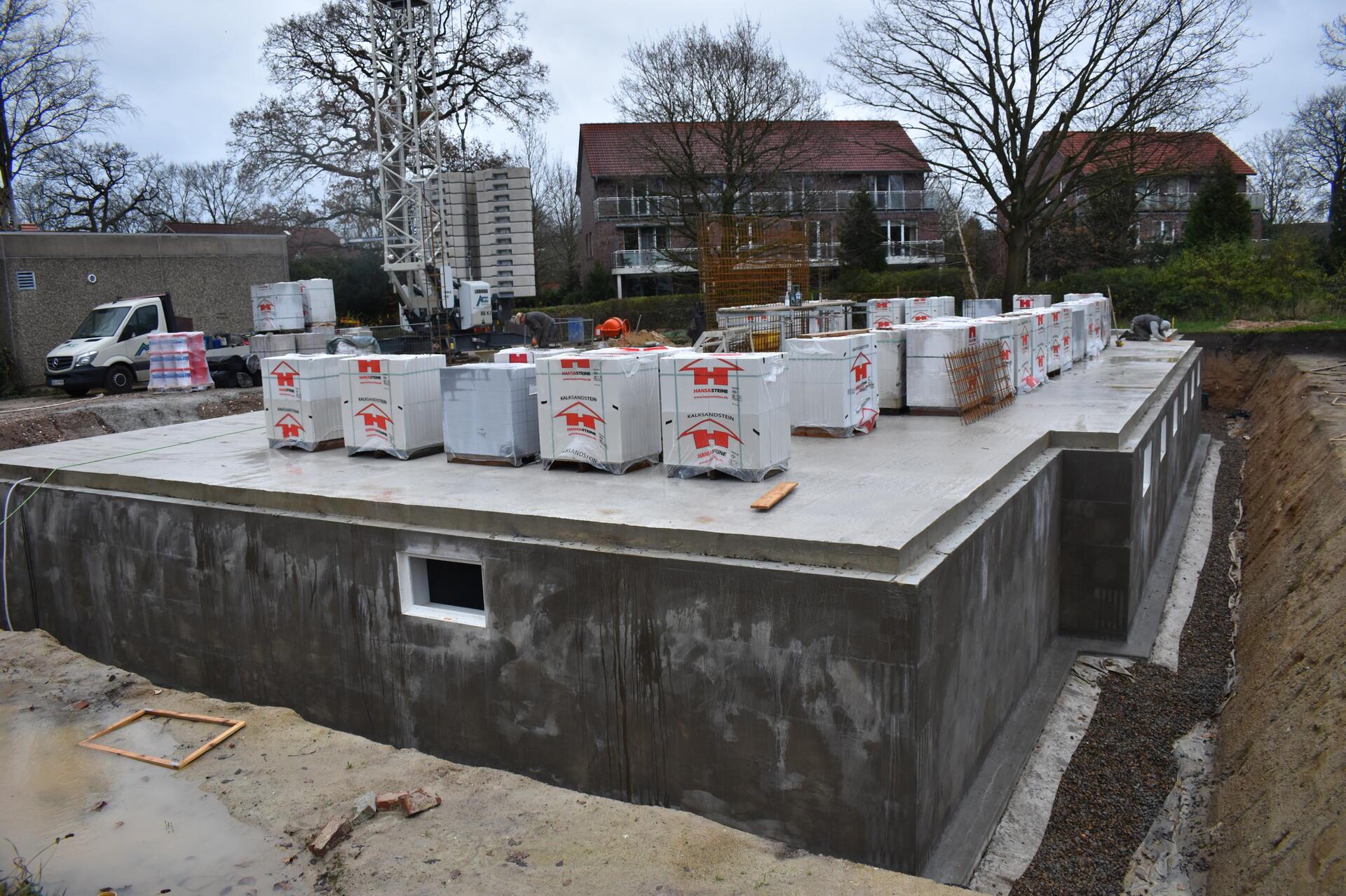 Am Bohlenplatz wird gebaut: Der Keller des neuen, großen Wohn- und Geschäftshauses, das in Schiffdorfs Ortsmitte entsteht, ist schon fertig.