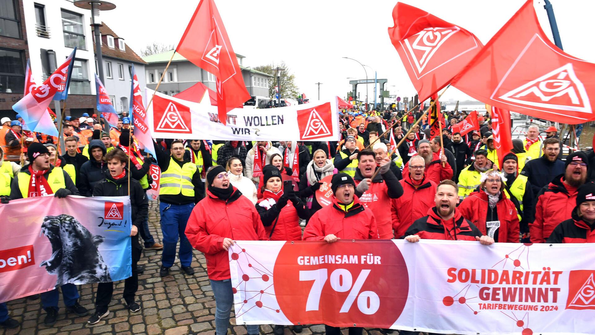 Am Bremerhavener Fähranleger fordern Beschäftigte aus der Weser-Elbe-Region und der Wesermarsch 7 Prozent mehr Gehalt.