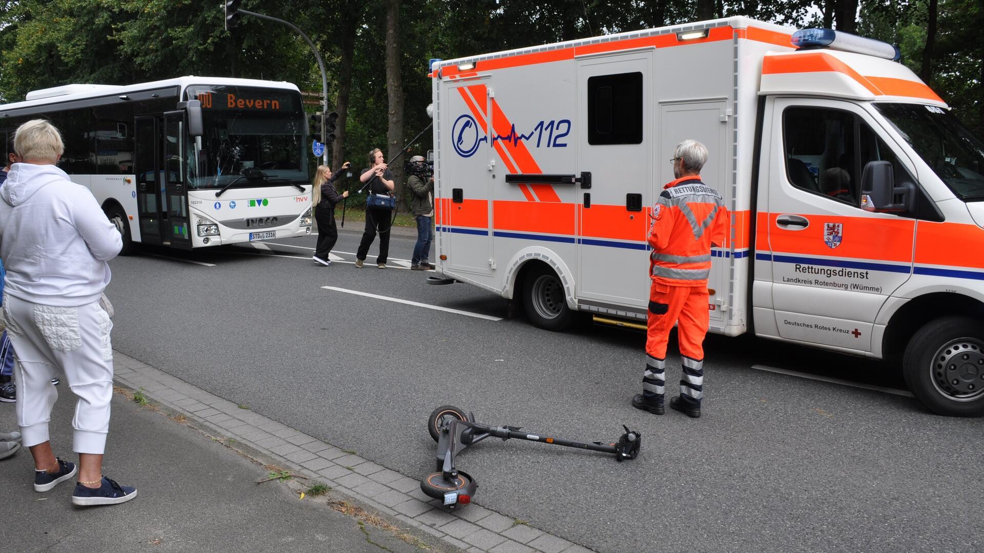 Am Dienstagmittag kollidierte eine 16-jährige Bremervörderin beim Überqueren der Zevener Straße mit einem Schulbus.