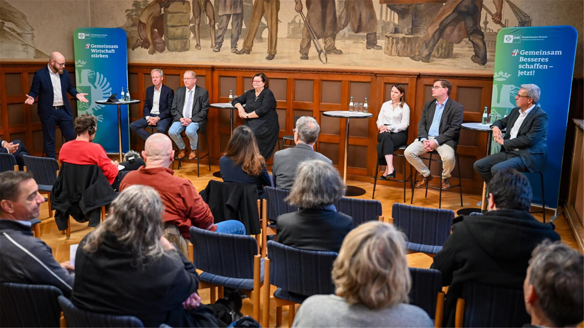 Ein Saal mit Menschen. 