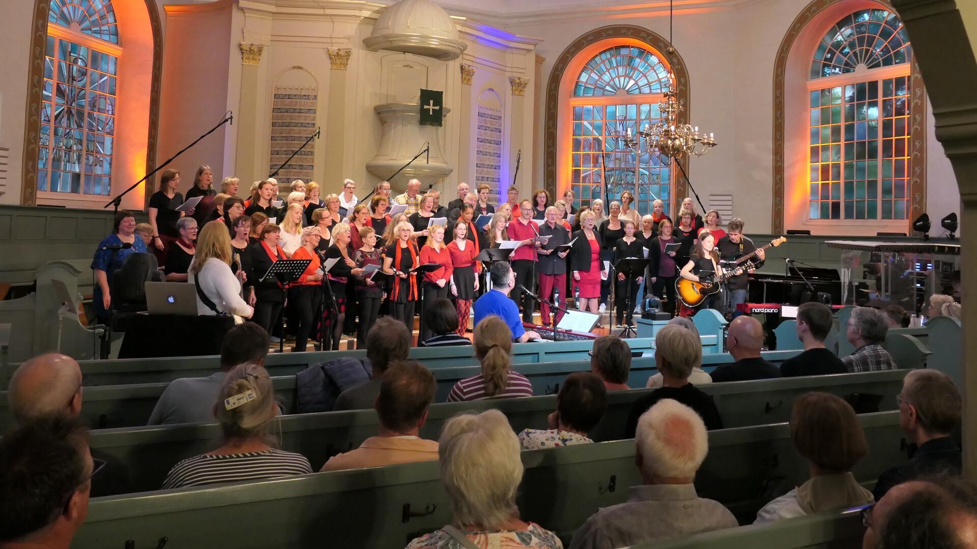 Am Ende des Gospel-Workshops mit Hanjo Gäbler präsentierte der Projektchor die zuvor eingeübten Stücke einem großen Publiukum in der St. Liborius-Kirche.