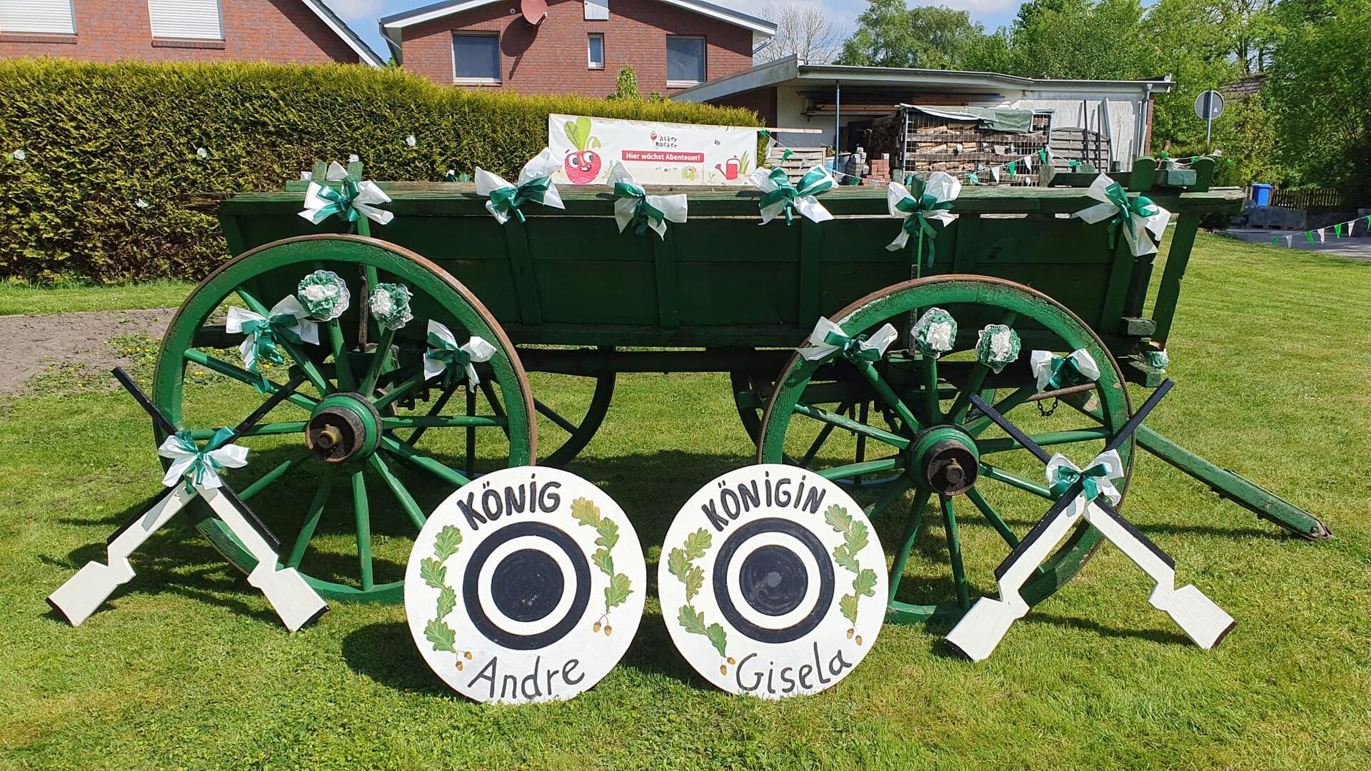 Am Hof Gerhardt in Midlum wurde der Schützenumzug mit diesem liebevoll geschmückten Wagen begrüßt.