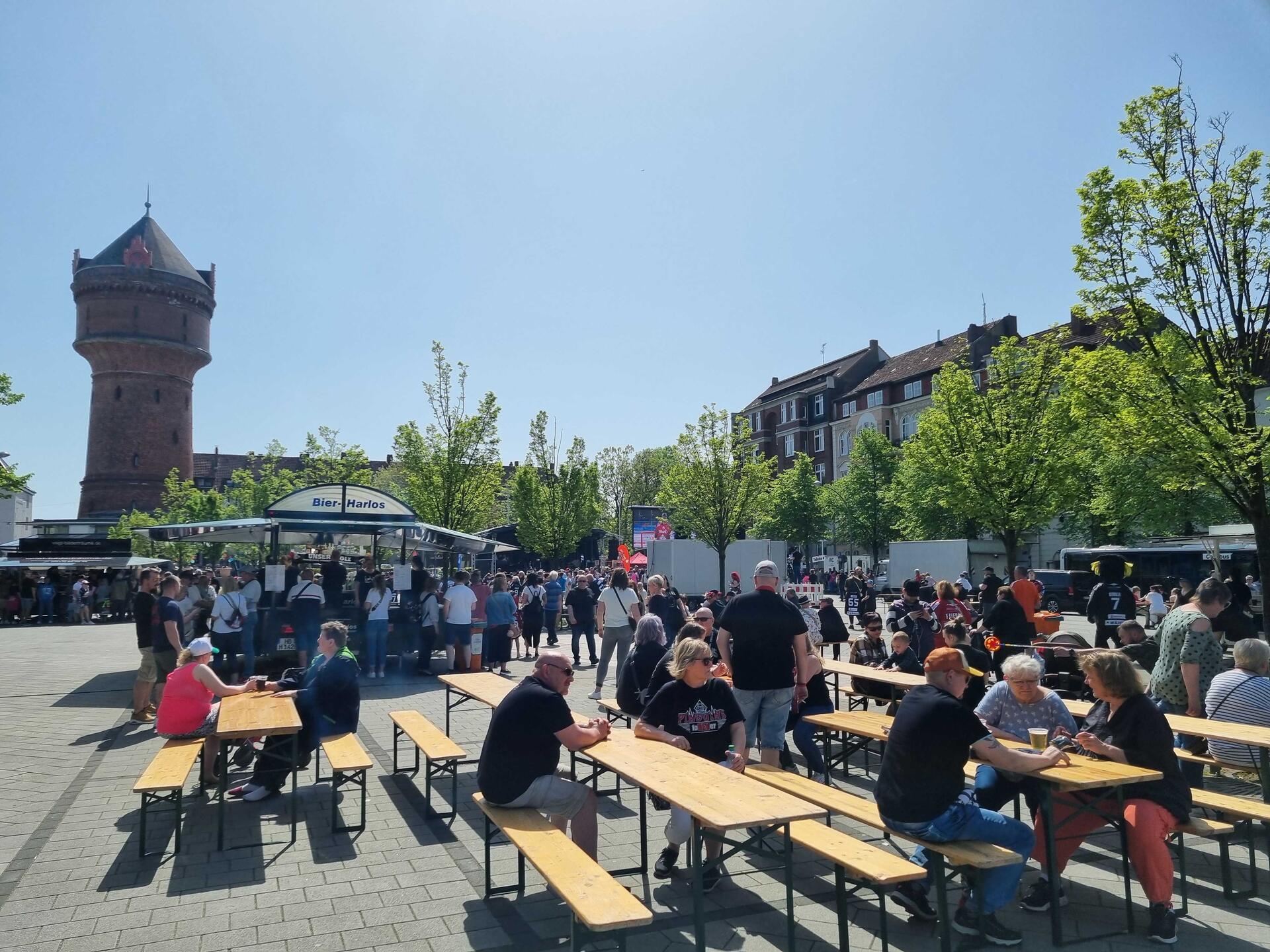 Am Konrad-Adenauer-Platz  war schon Mittags einiges los.