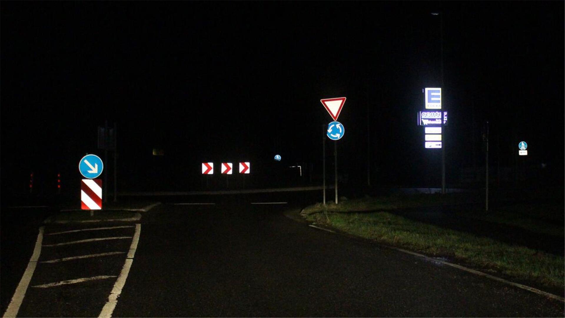 Am Kreisel am Amtsdamm in Hagen ist es am Abend stockdunkel.