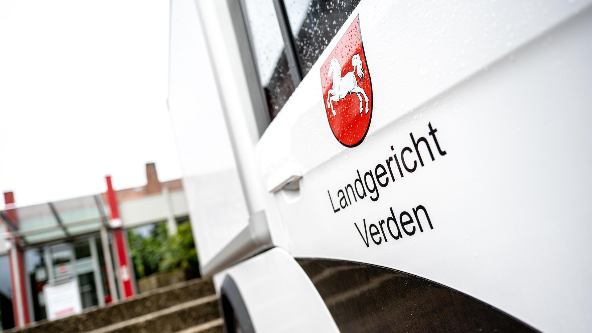 Die Aufschrift "Landgericht Verden"  ist an einer weißen Fassade angebracht worden.