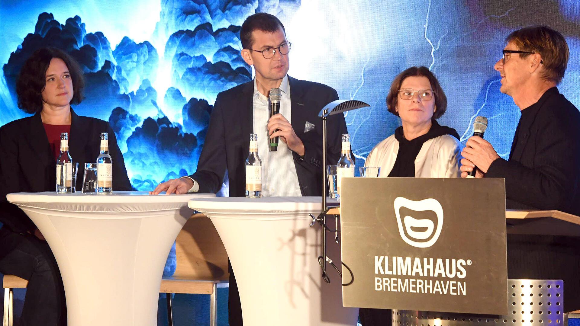 Menschen beim Podiumsgespräch 